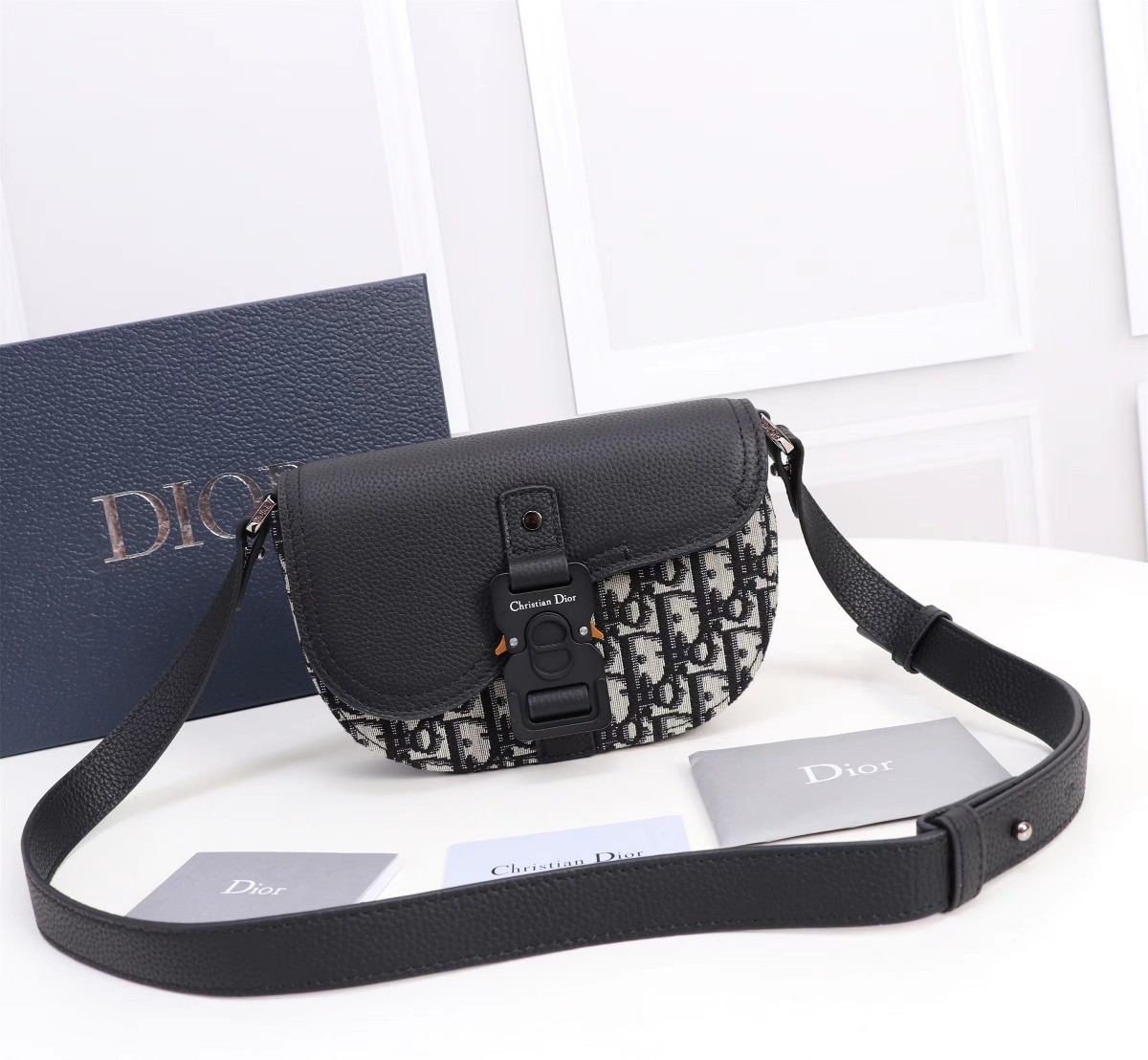 Mini Saddle Messenger Bag with Flap Beige and Black Dior Oblique Jacquard with Black Grained Calfskin 19.5 x 13 x 4.3cm