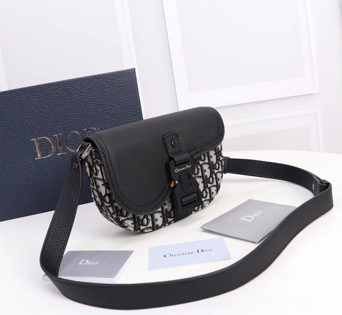 Mini Saddle Messenger Bag with Flap Beige and Black Dior Oblique Jacquard with Black Grained Calfskin 19.5 x 13 x 4.3cm