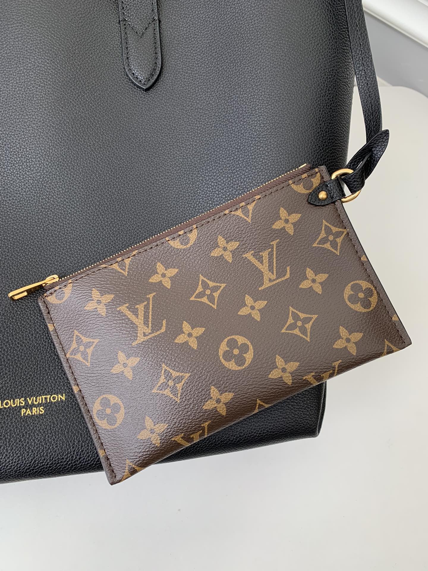 Louis Vuitton Low Key Cabas Mid -num ber Handbag M25343 Size: 30*14*47cm