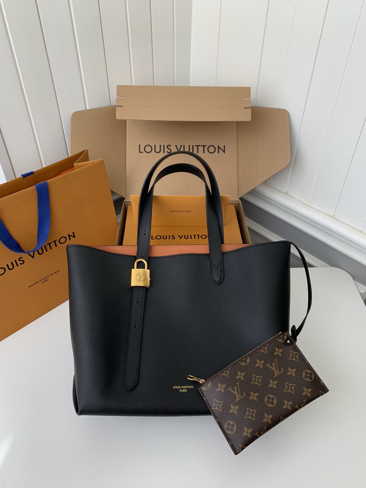 Louis Vuitton Low Key Cabas Mid -num ber Handbag M25343 Size: 30*14*47cm