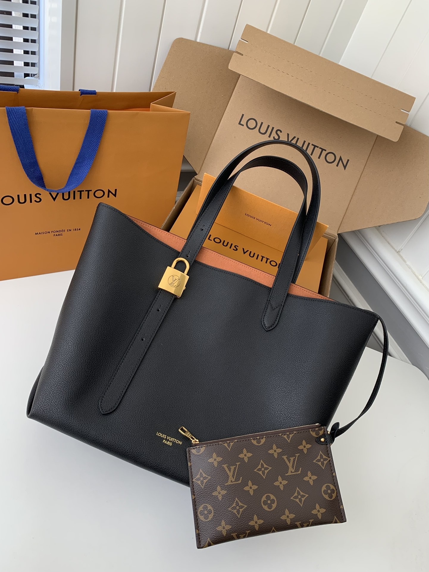 Louis Vuitton Low Key Cabas Mid -num ber Handbag M25343 Size: 30*14*47cm