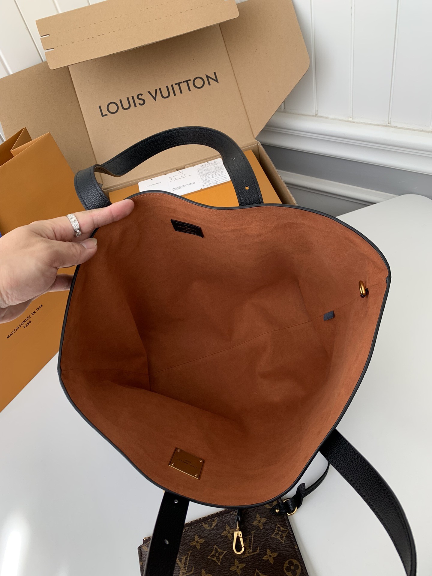 Louis Vuitton Low Key Cabas Mid -num ber Handbag M25343 Size: 30*14*47cm