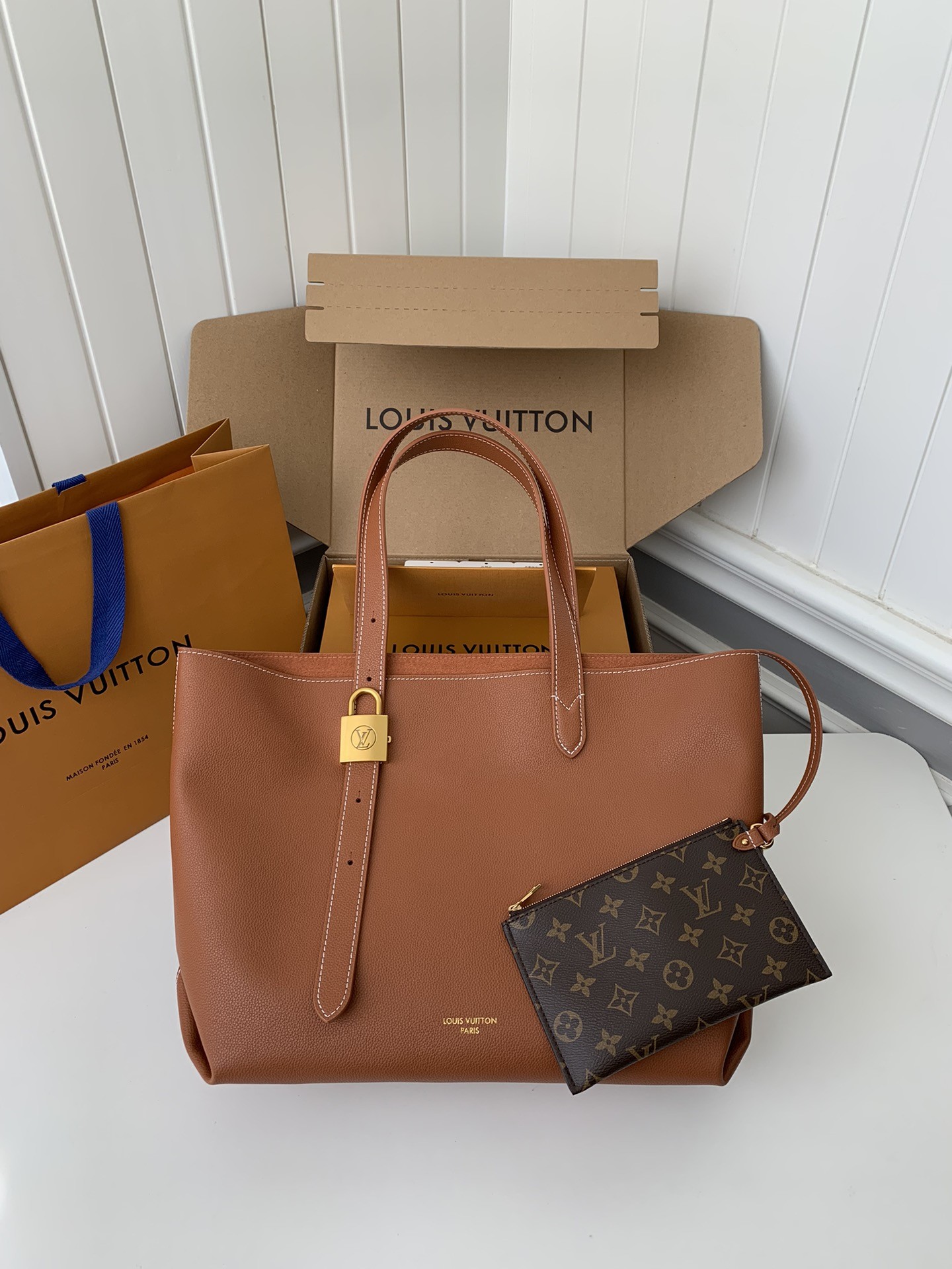 Louis Vuitton Low Key Cabas Mid -num ber Handbag M25343 Size: 30*14*47cm