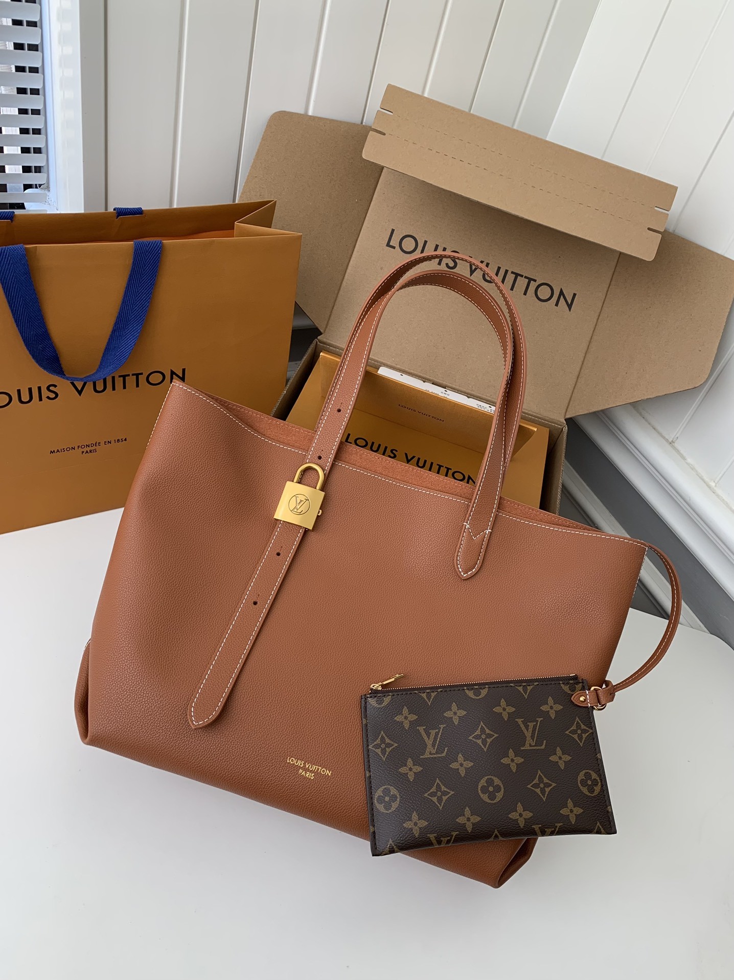 Louis Vuitton Low Key Cabas Mid -num ber Handbag M25343 Size: 30*14*47cm