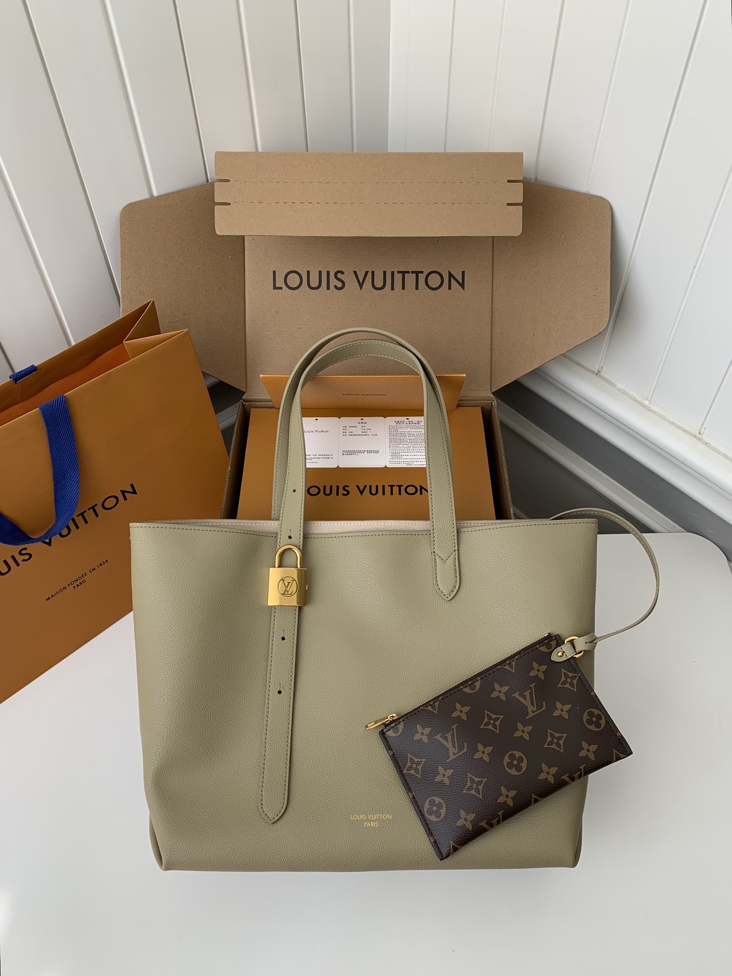 Louis Vuitton Low Key Cabas Mid -num ber Handbag M25343 Size: 30*14*47cm