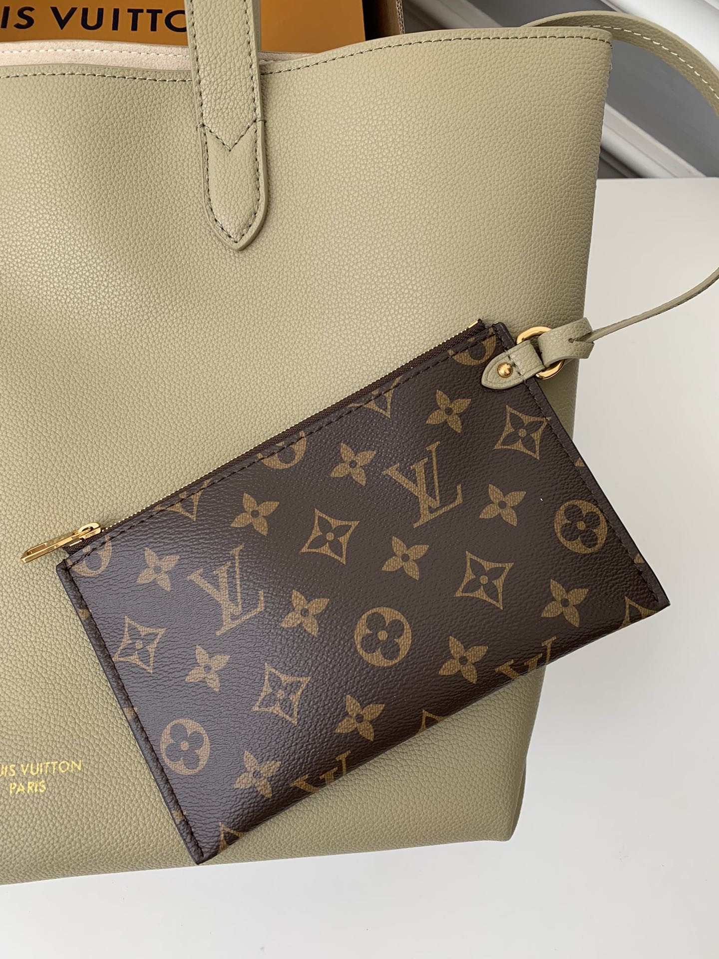 Louis Vuitton Low Key Cabas Mid -num ber Handbag M25343 Size: 30*14*47cm