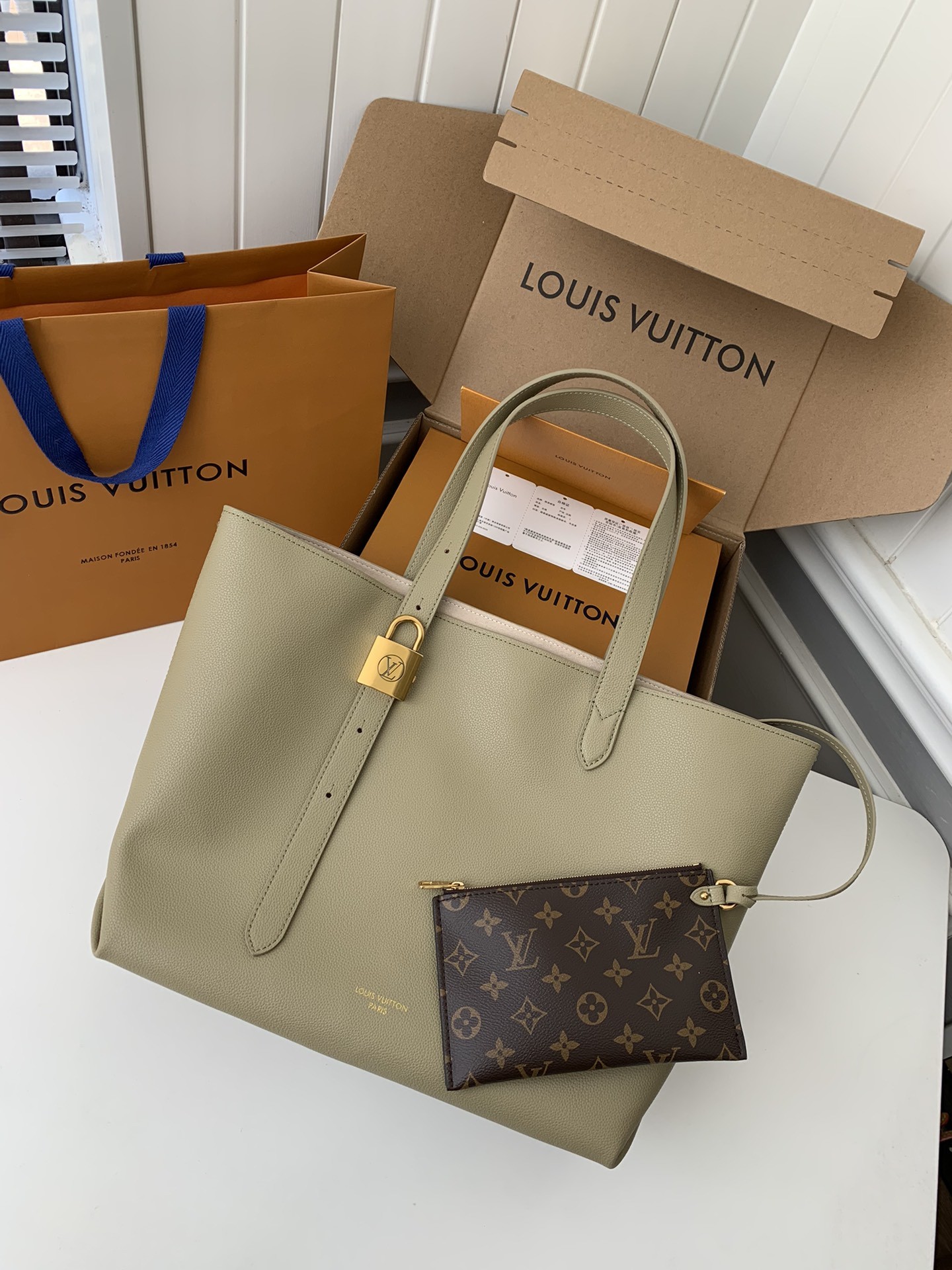 Louis Vuitton Low Key Cabas Mid -num ber Handbag M25343 Size: 30*14*47cm