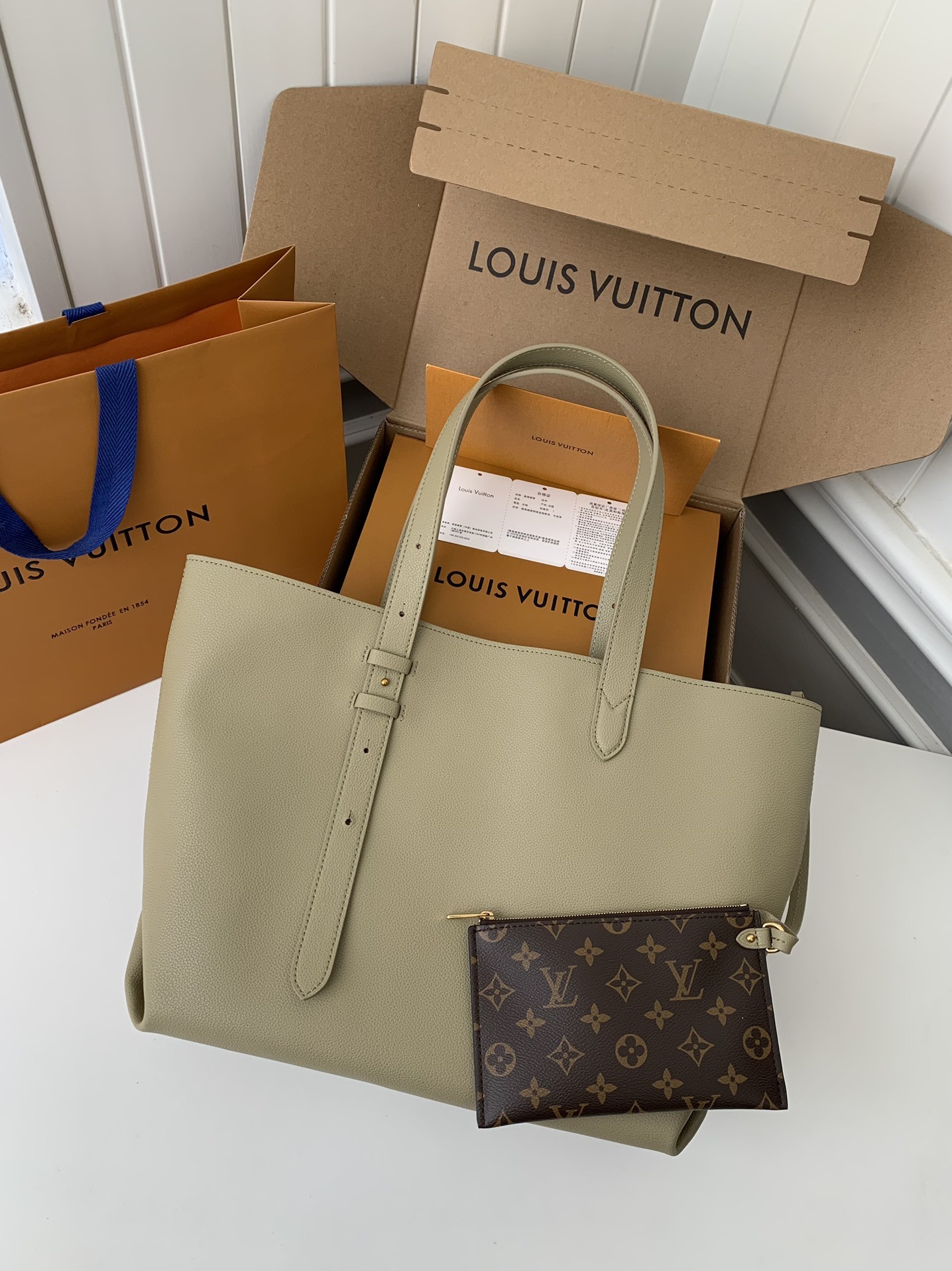 Louis Vuitton Low Key Cabas Mid -num ber Handbag M25343 Size: 30*14*47cm