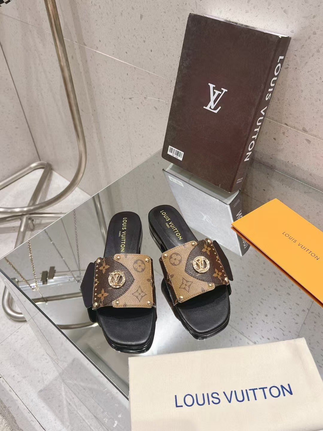 1ACXGA LV Frame Flat Mule Louis Vuitton 