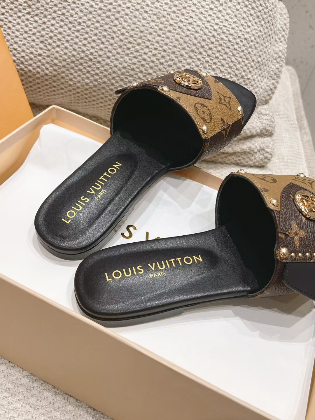 1ACXGA LV Frame Flat Mule Louis Vuitton 