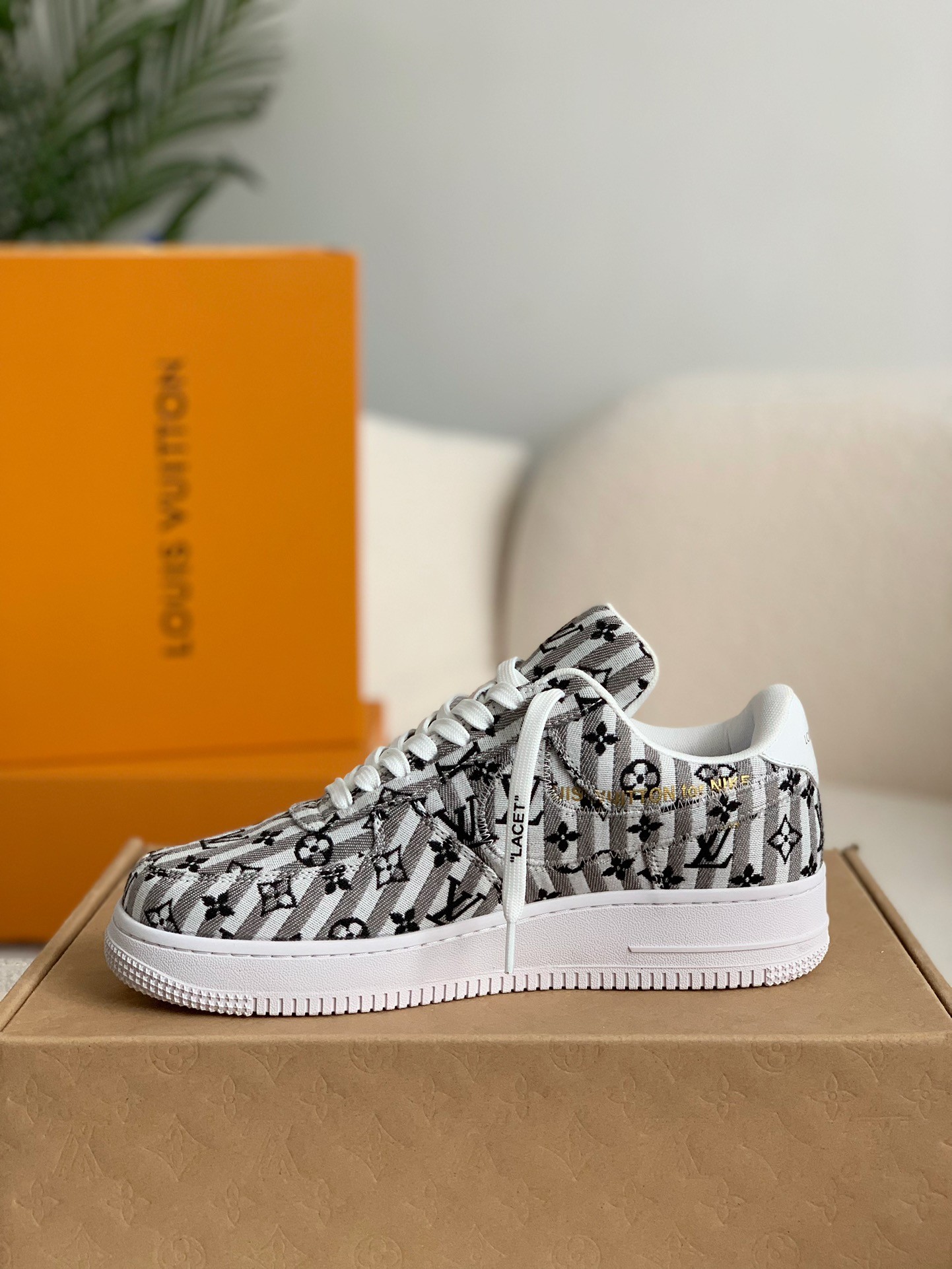 LOUIS VUITTON X NIKE AIR FORCE 1 S NEAKER