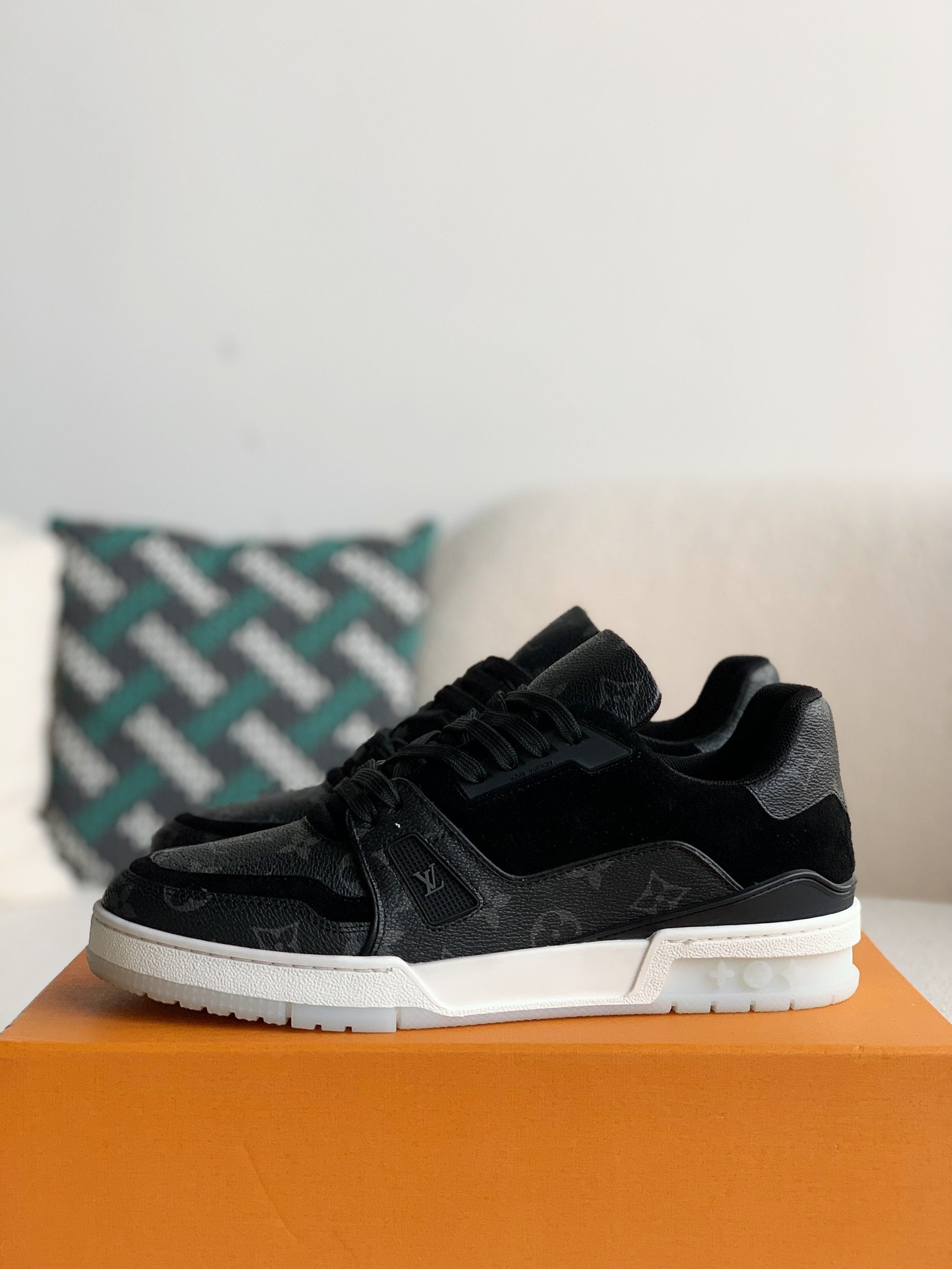 LOUIS VUITTON SNEAKERS