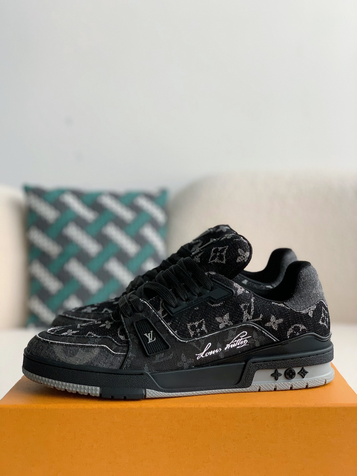 LOUIS VUITTON SNEAKERS