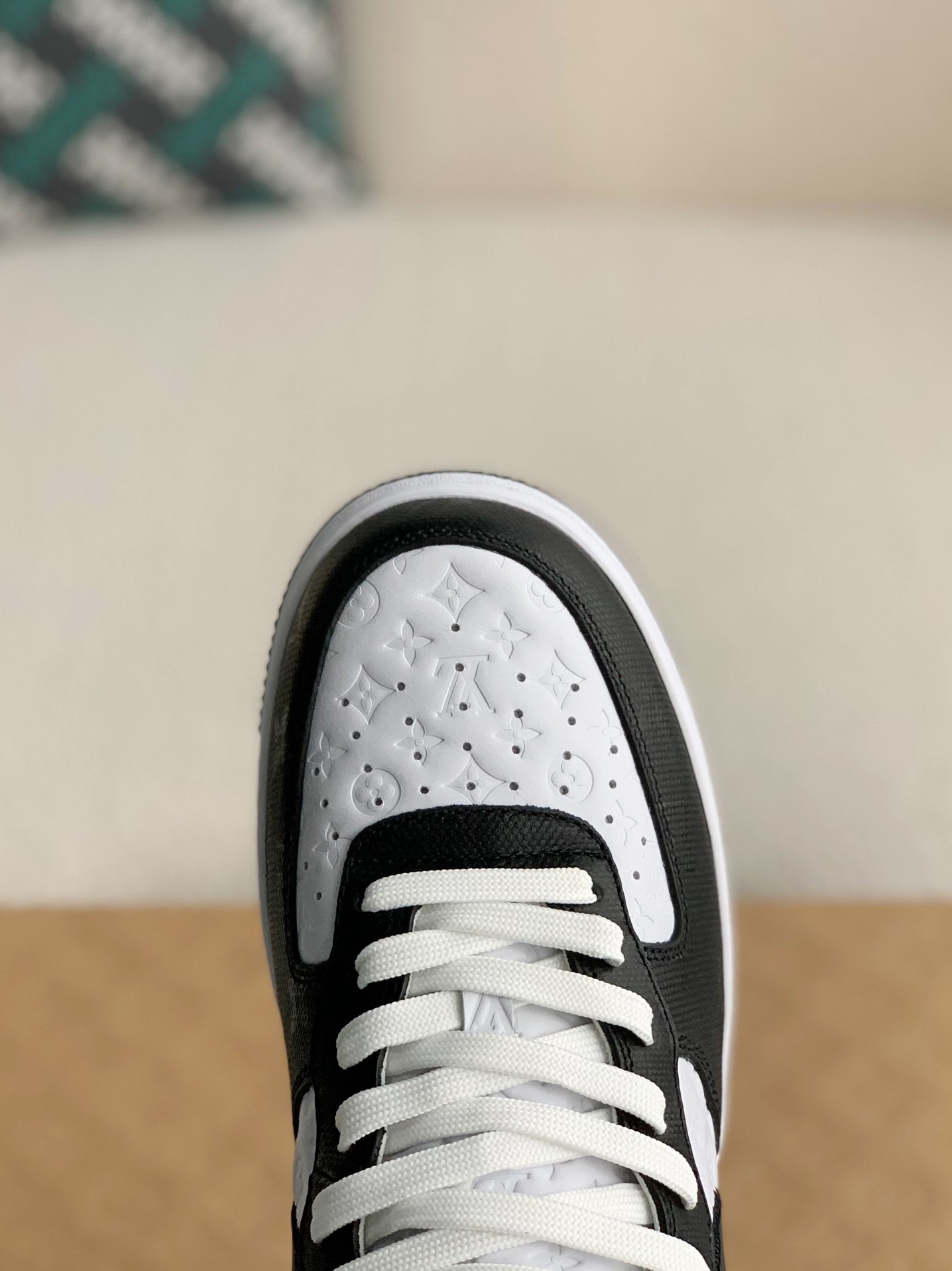 LOUIS VUITTON SNEAKERS