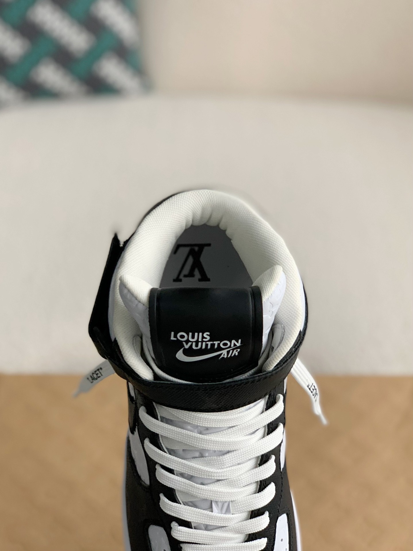 LOUIS VUITTON SNEAKERS