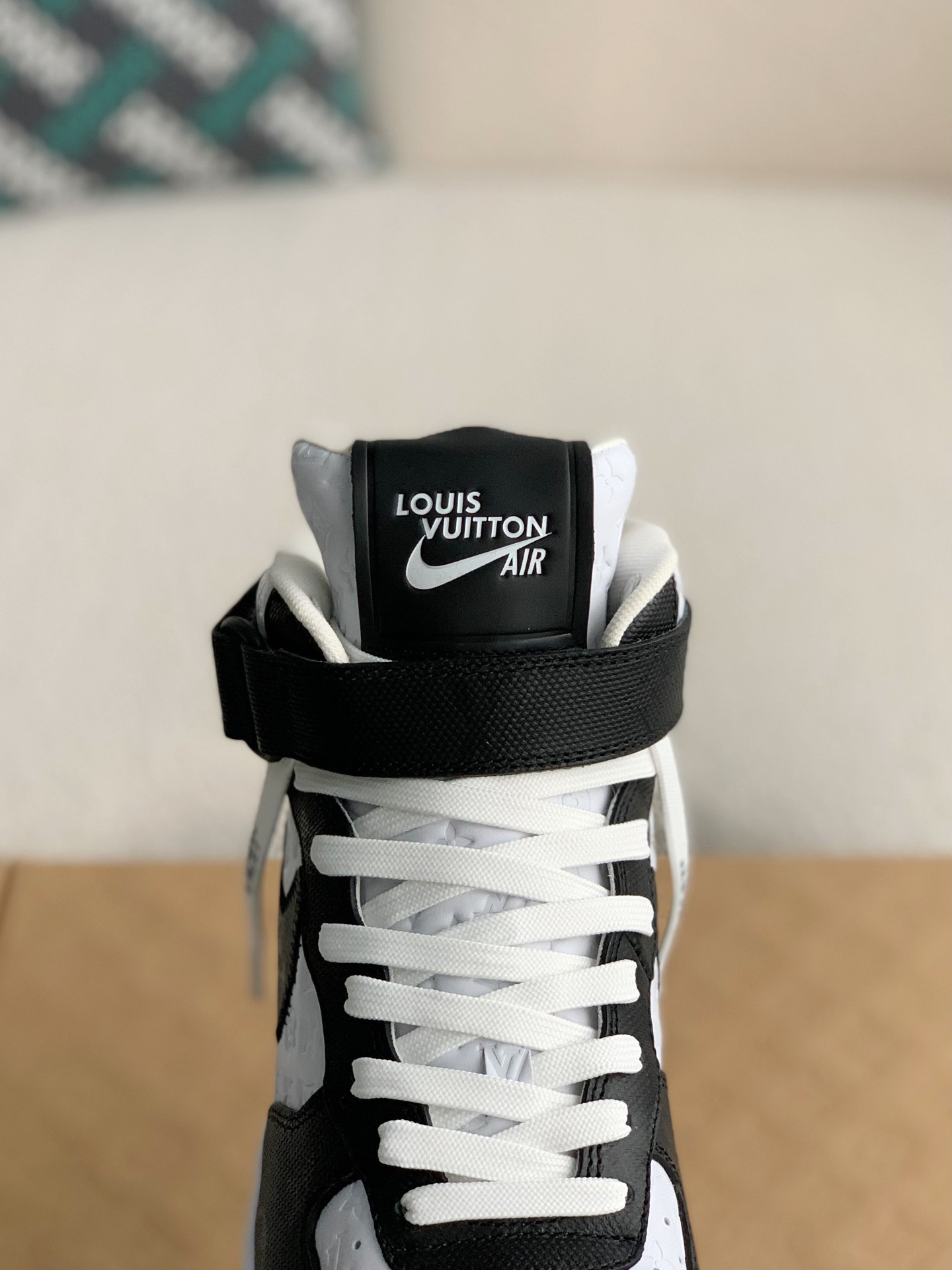 LOUIS VUITTON SNEAKERS