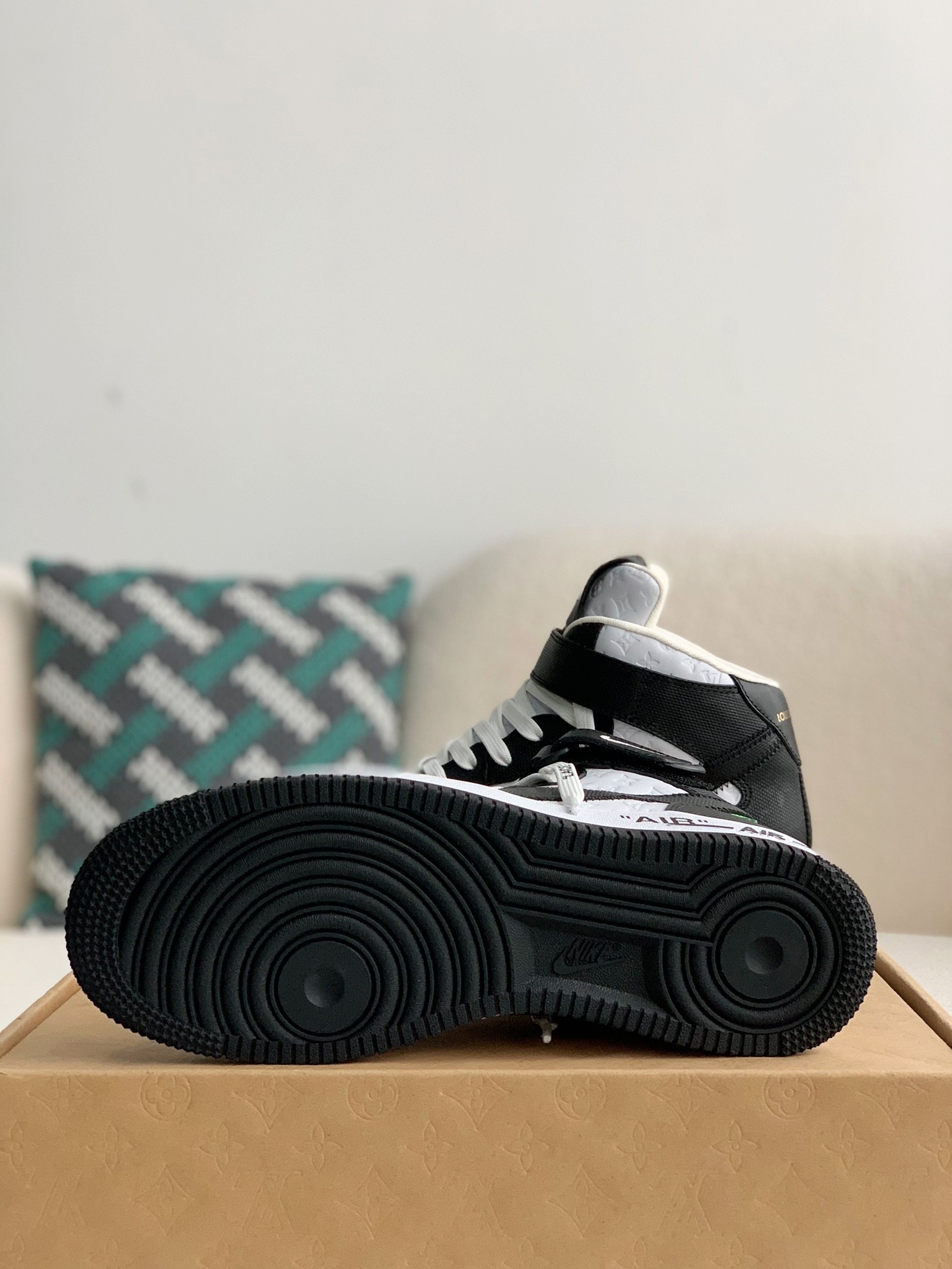 LOUIS VUITTON SNEAKERS