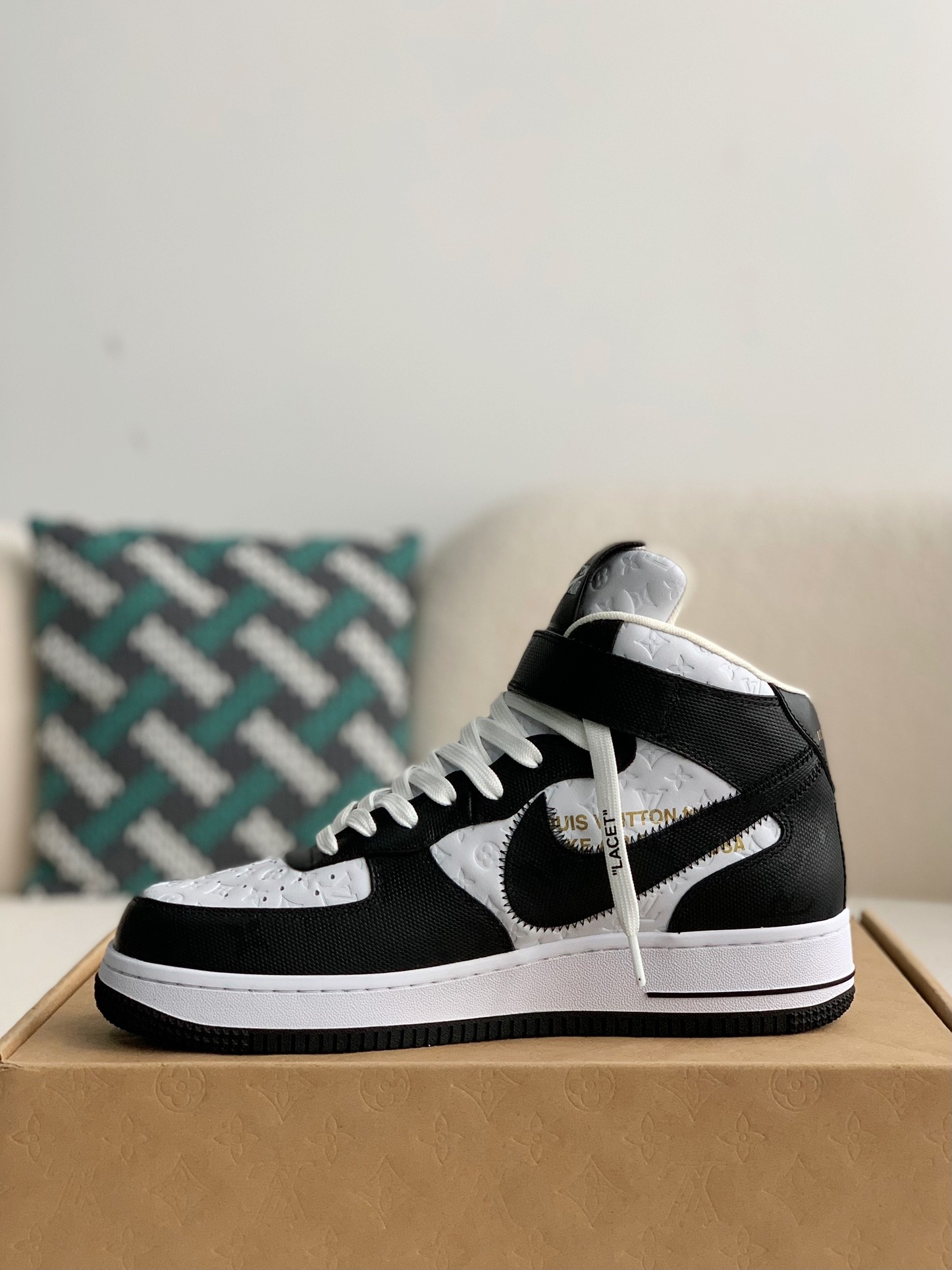 LOUIS VUITTON SNEAKERS