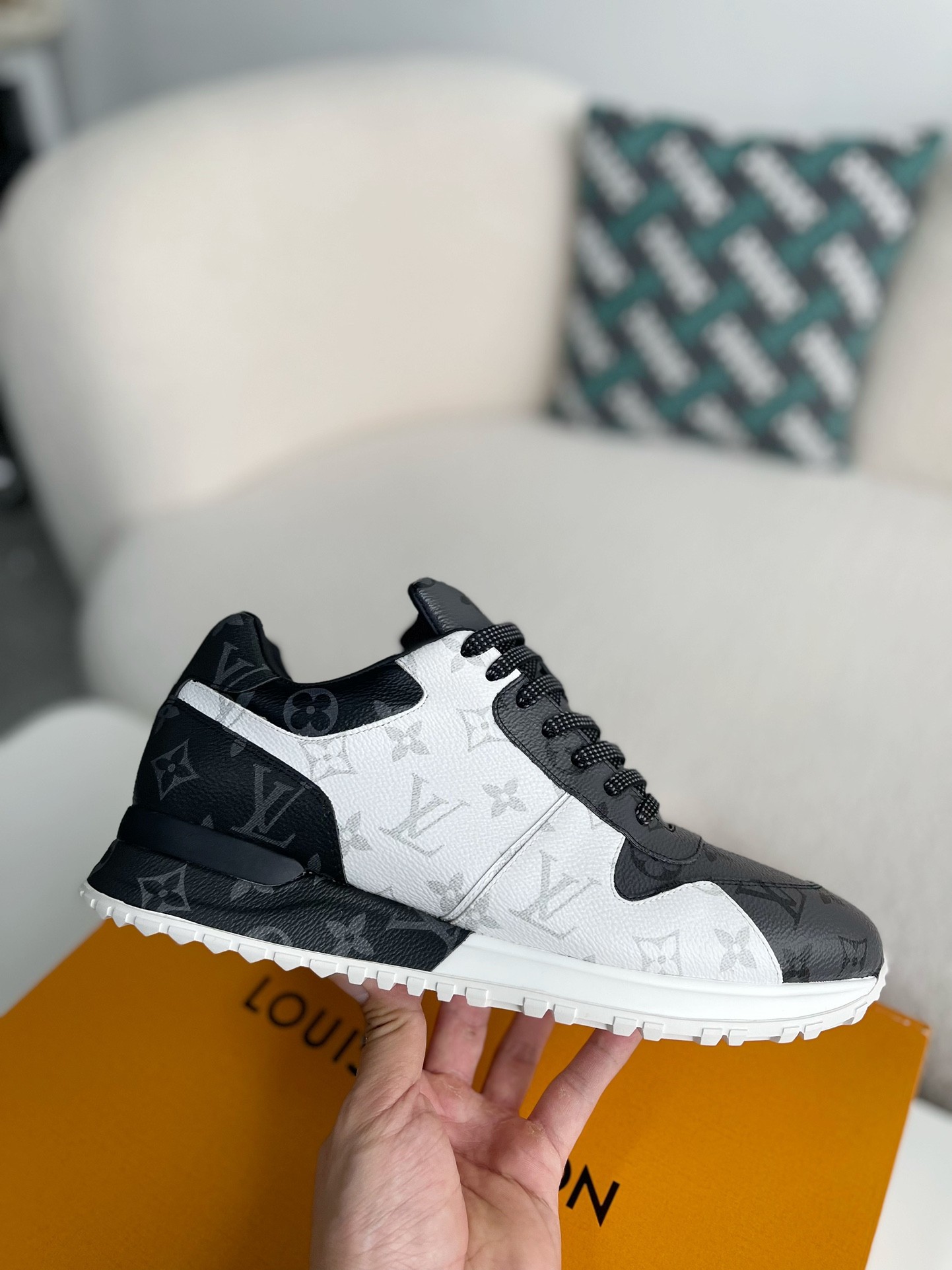 LOUIS VUITTON SNEAKERS