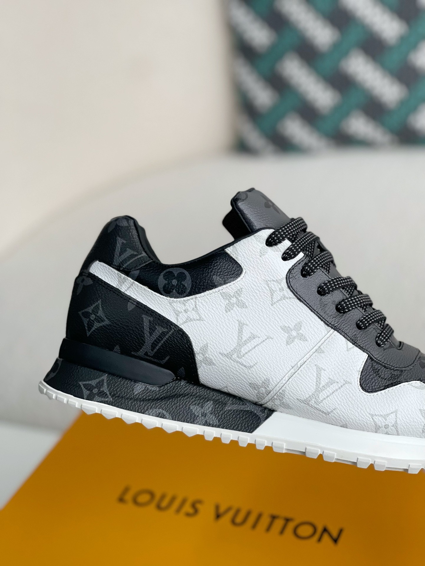 LOUIS VUITTON SNEAKERS