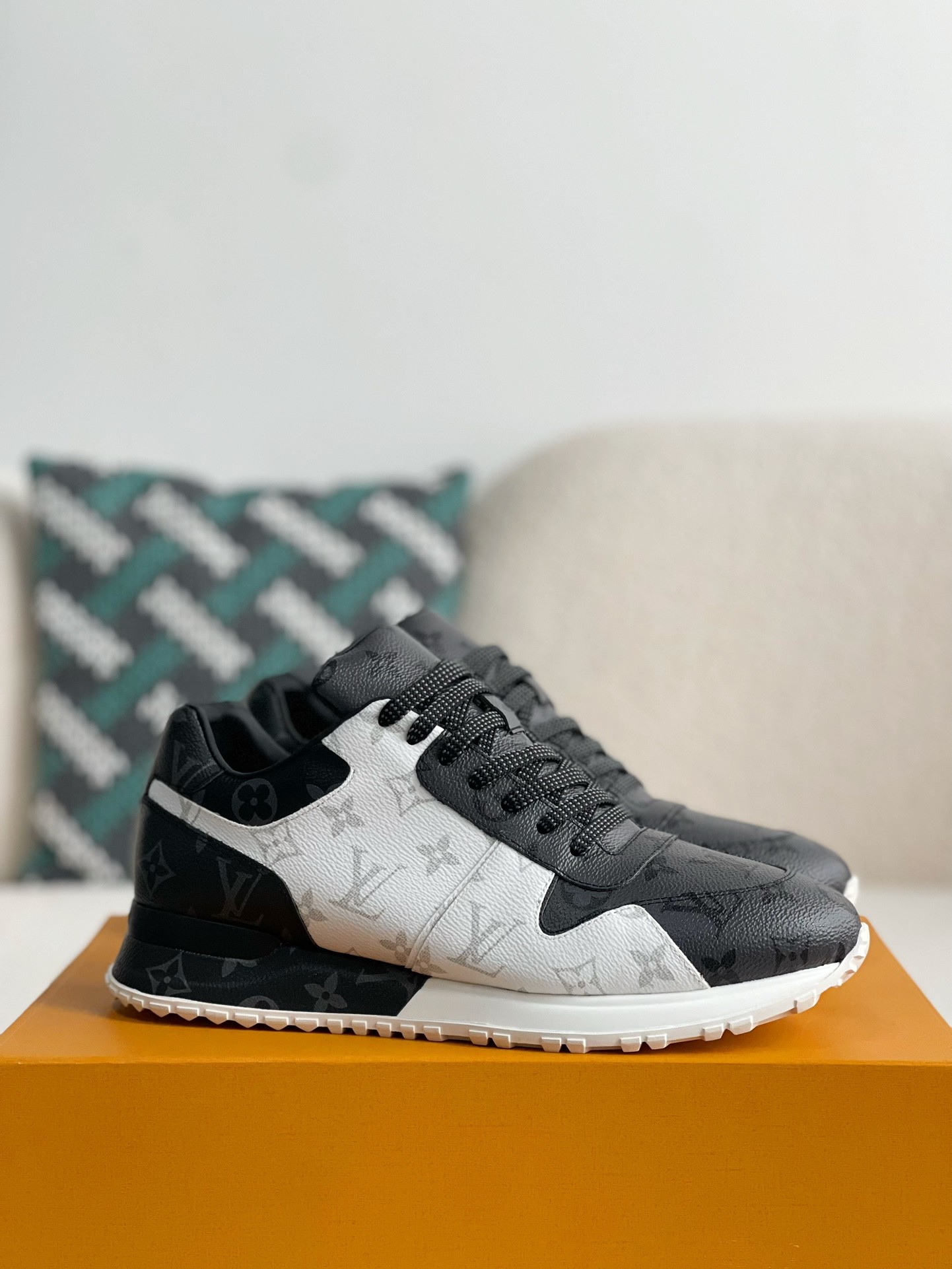 LOUIS VUITTON SNEAKERS