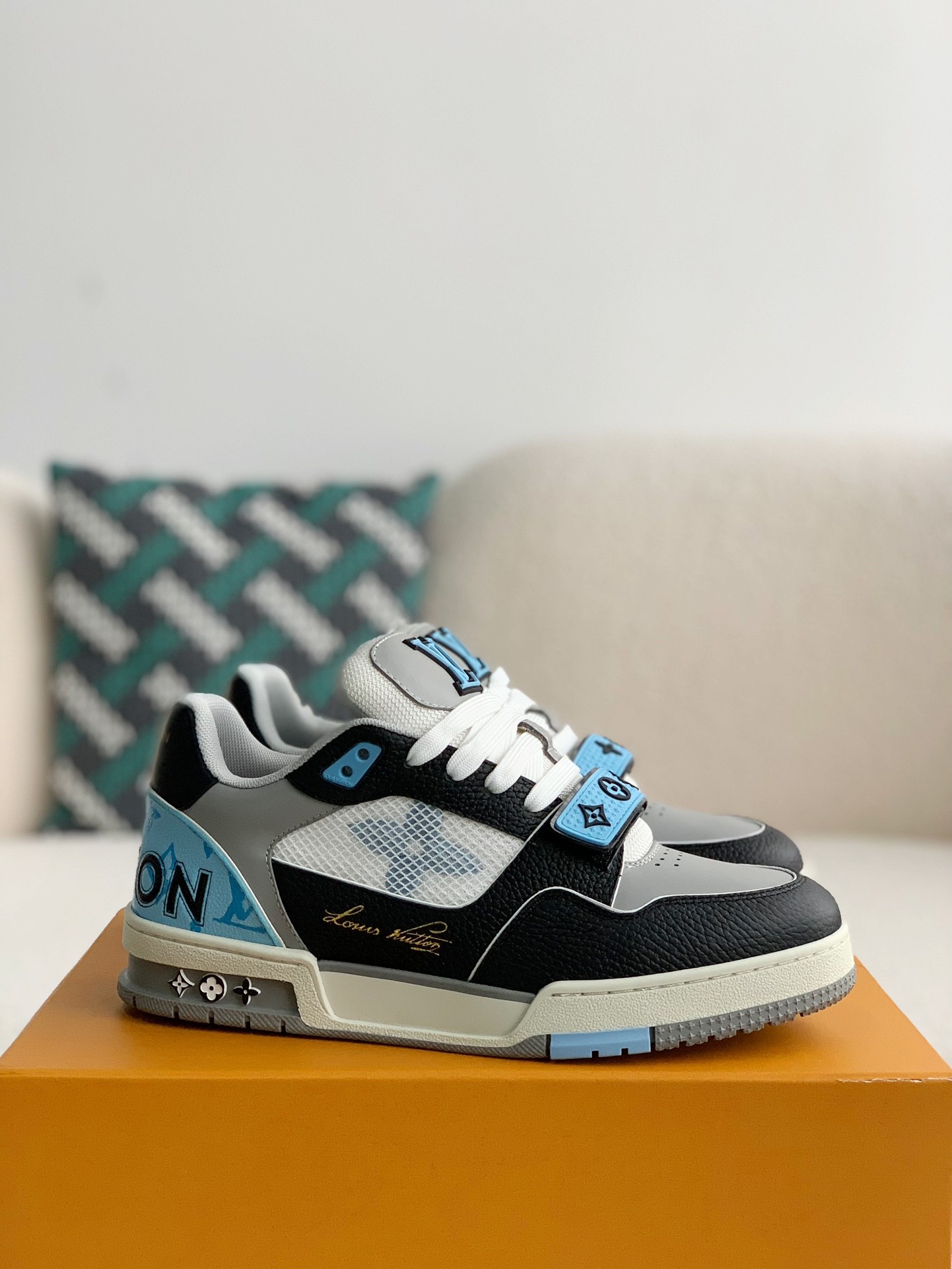 LOUIS VUITTON TRAINER SNEAKERS