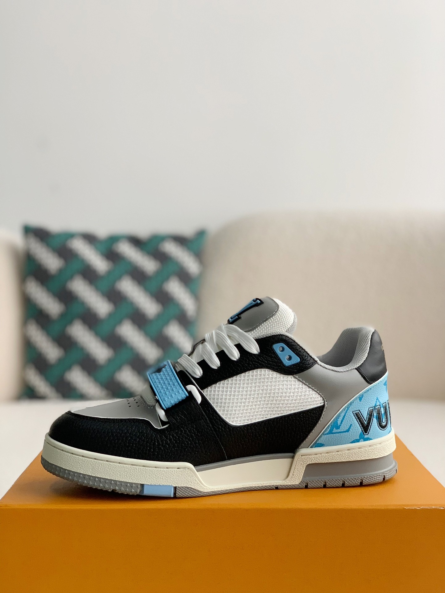 LOUIS VUITTON TRAINER SNEAKERS