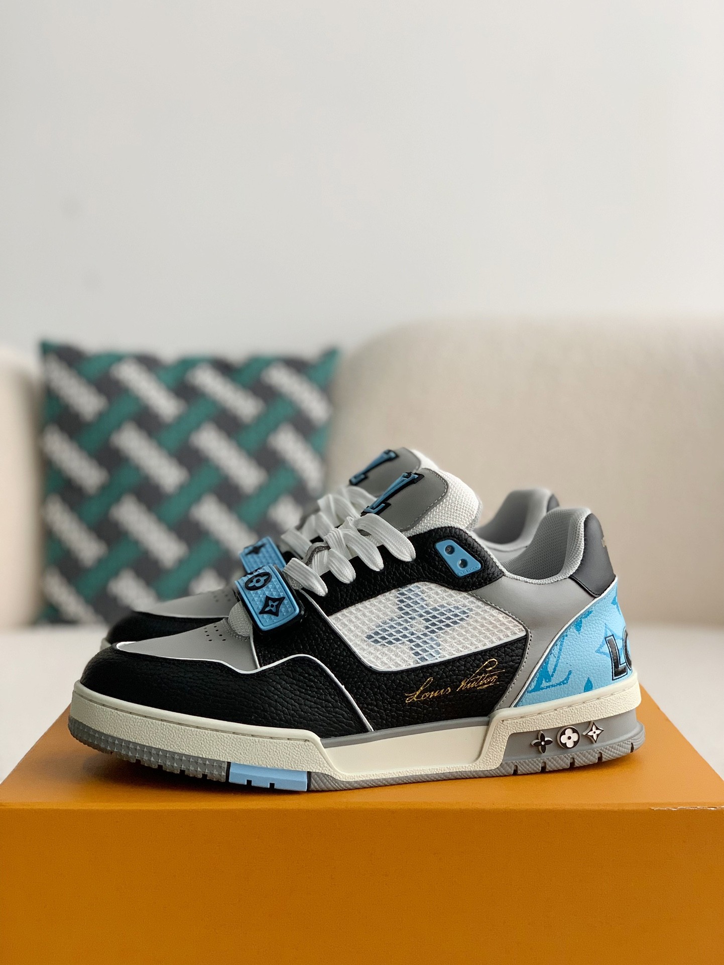 LOUIS VUITTON TRAINER SNEAKERS