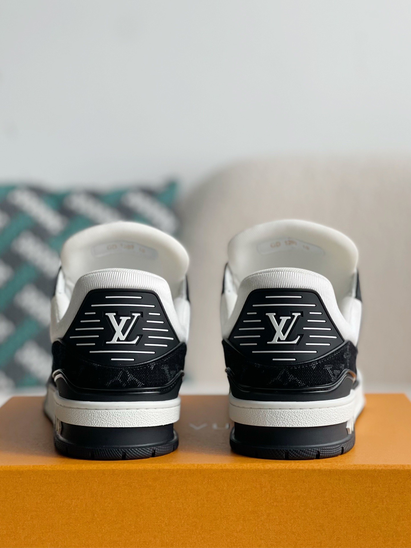 LOUIS VUITTON TRAINER SNEAKERS