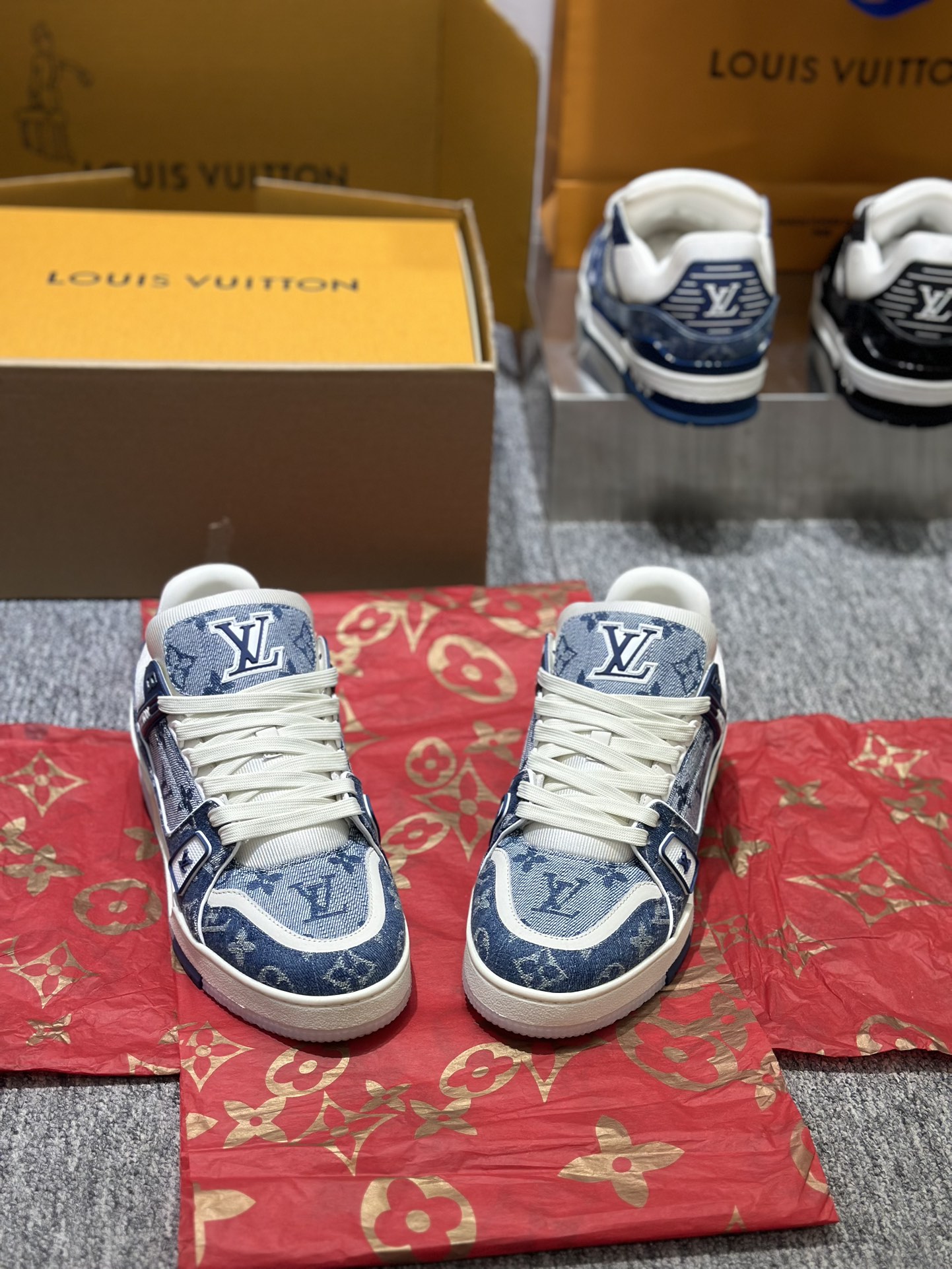 1ADHI3 Louis Vuitton Trainer Sneaker