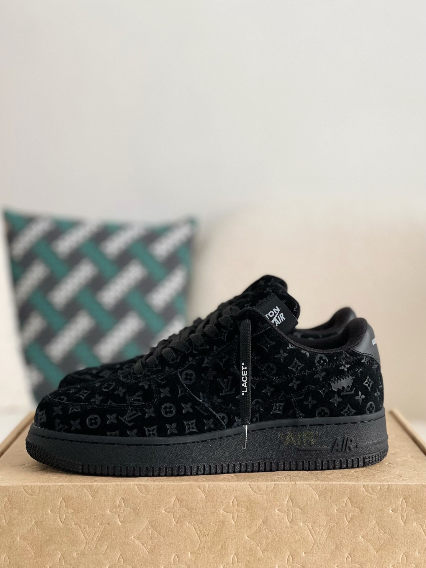 LOUIS VUITTON X NIKE AIR FORCE 1 Sneaker