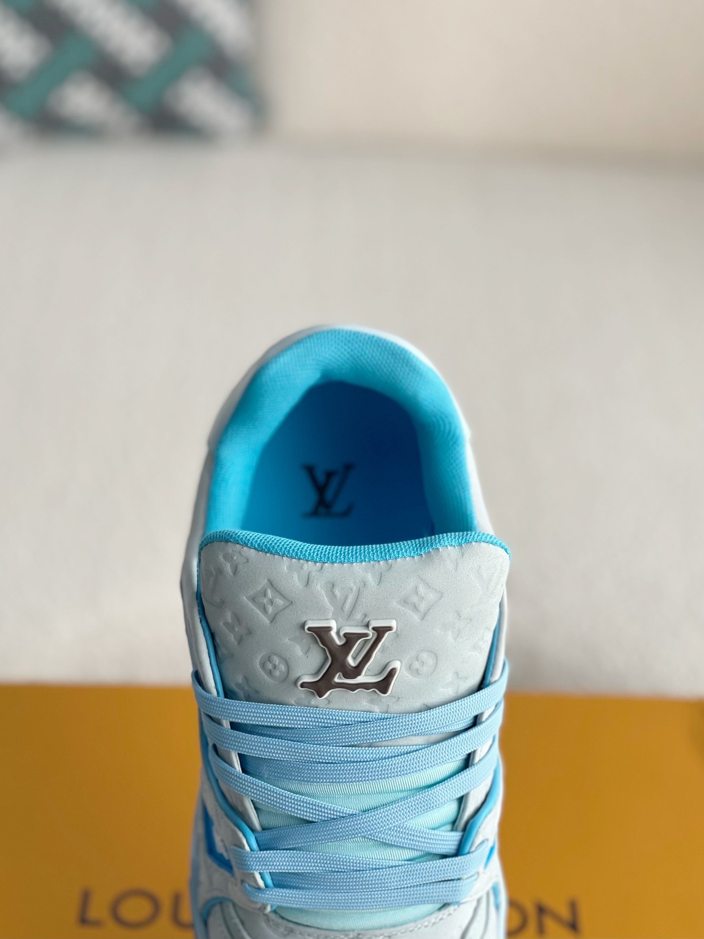 LOUIS VUITTON SNEAKERS