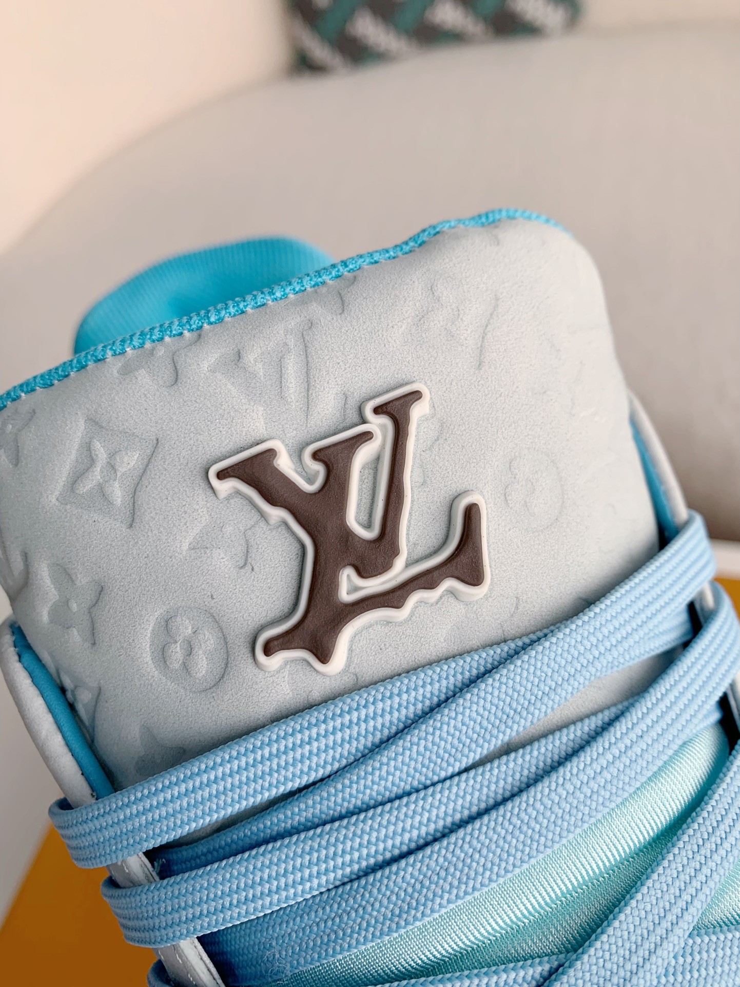 LOUIS VUITTON SNEAKERS