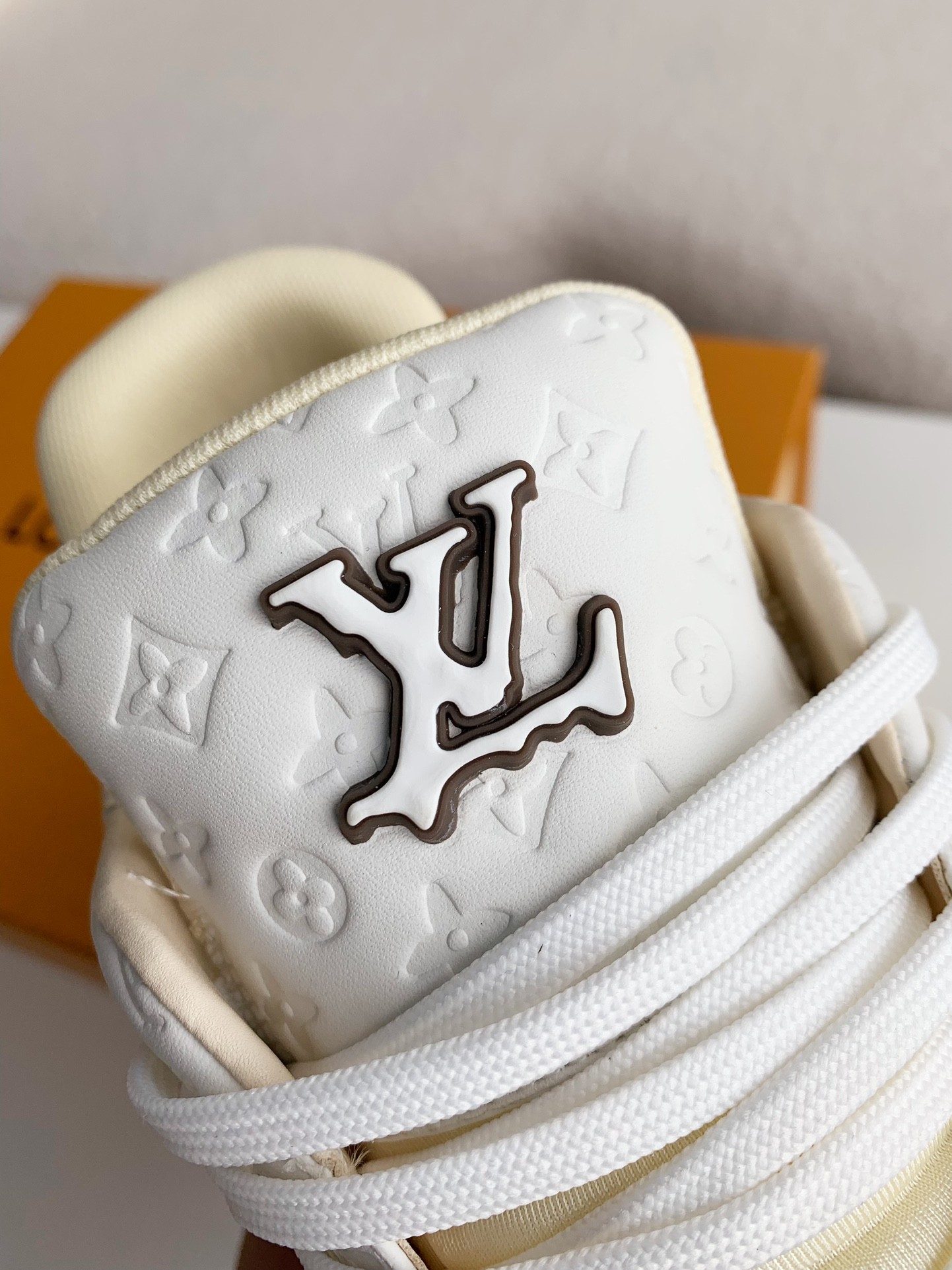 LOUIS VUITTON SNEAKERS