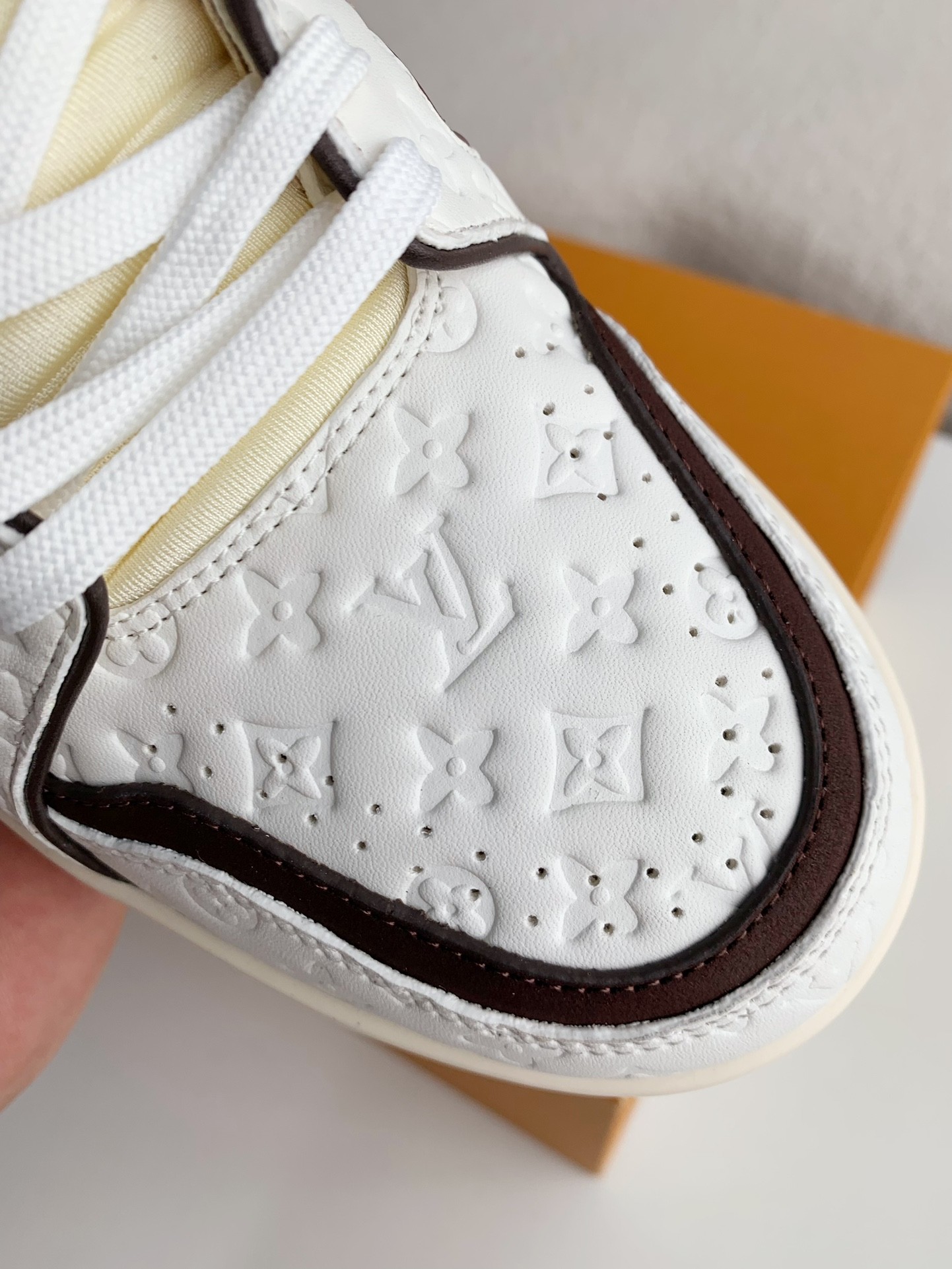 LOUIS VUITTON SNEAKERS