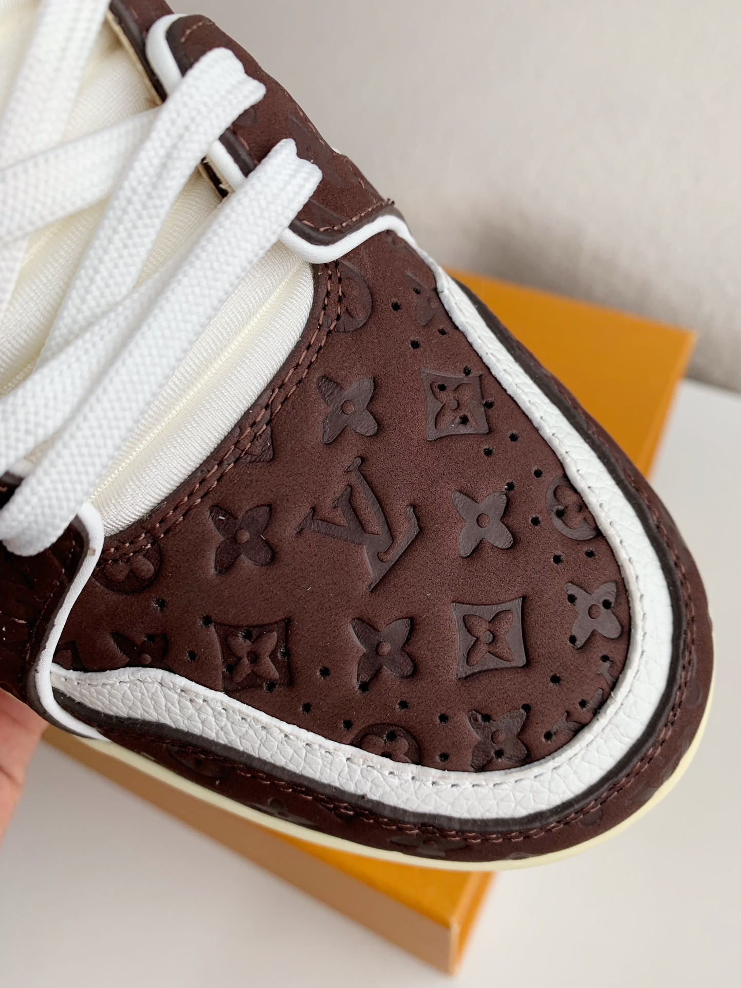 LOUIS VUITTON SNEAKERS