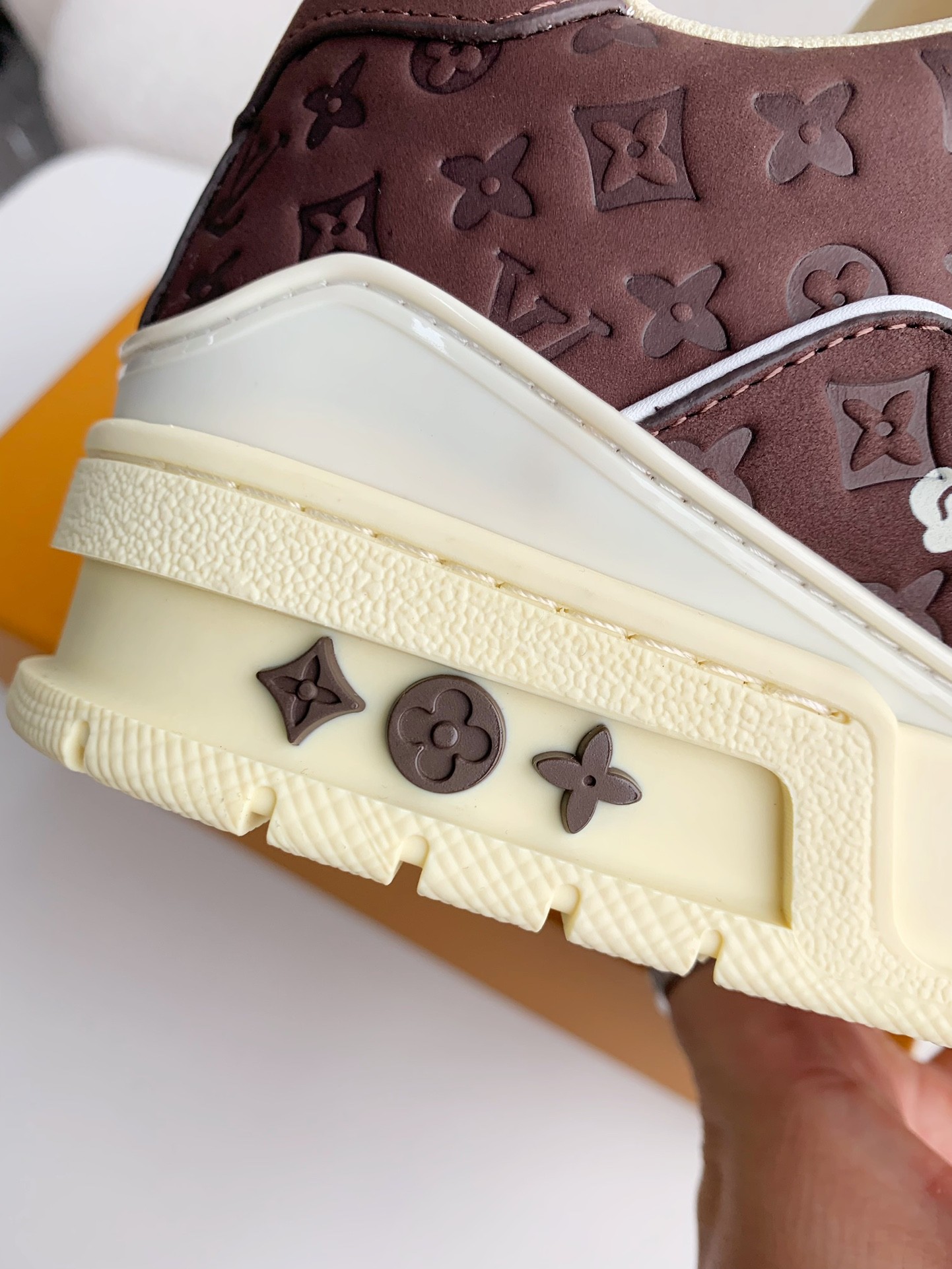 LOUIS VUITTON SNEAKERS