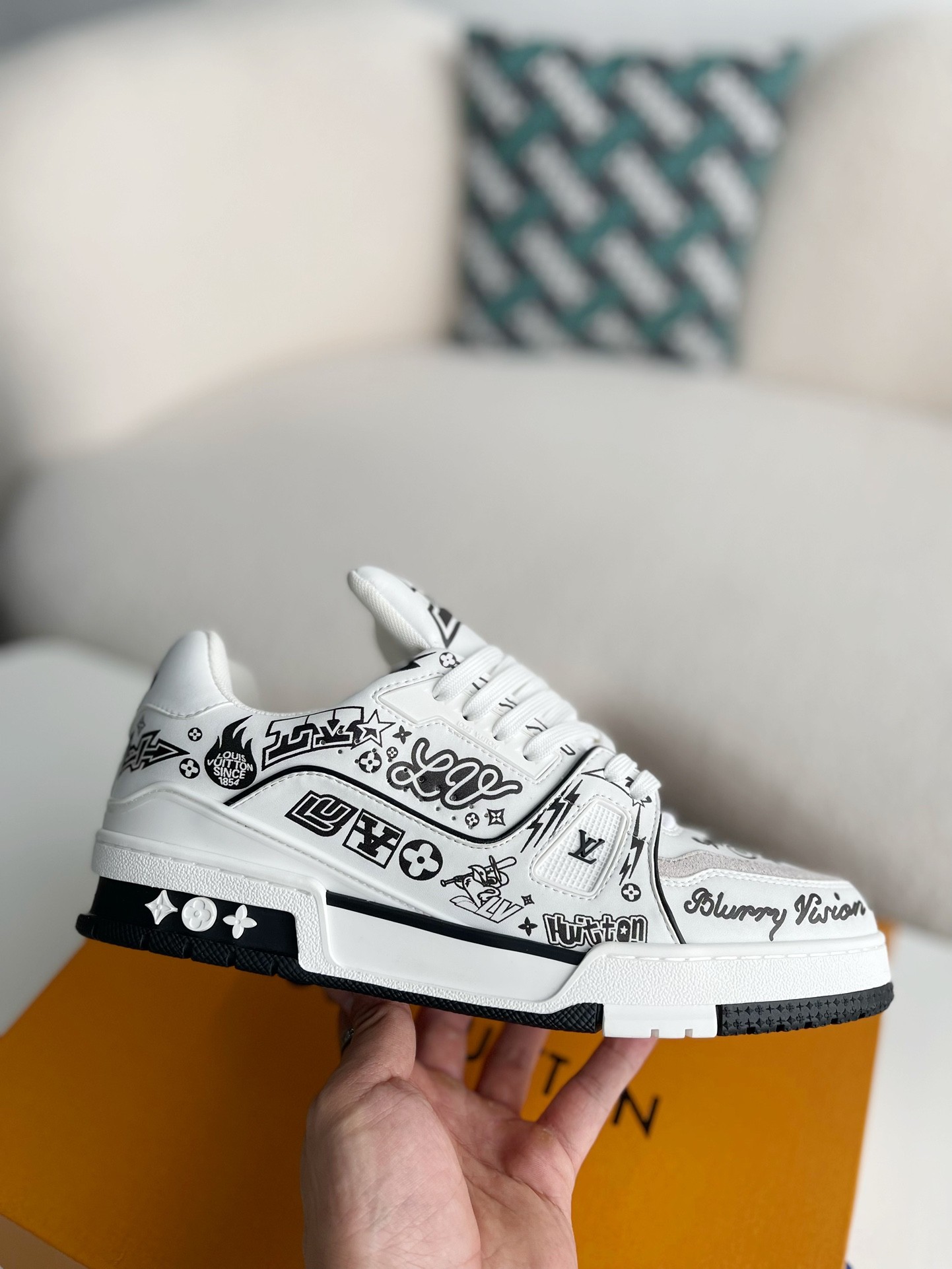 LOUIS VUITTON SNEAKERS