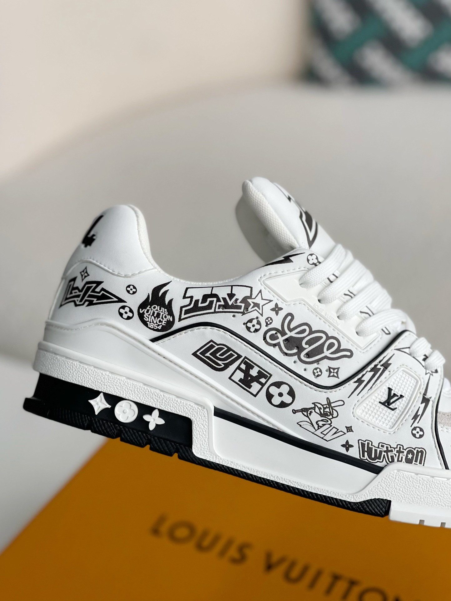 LOUIS VUITTON SNEAKERS