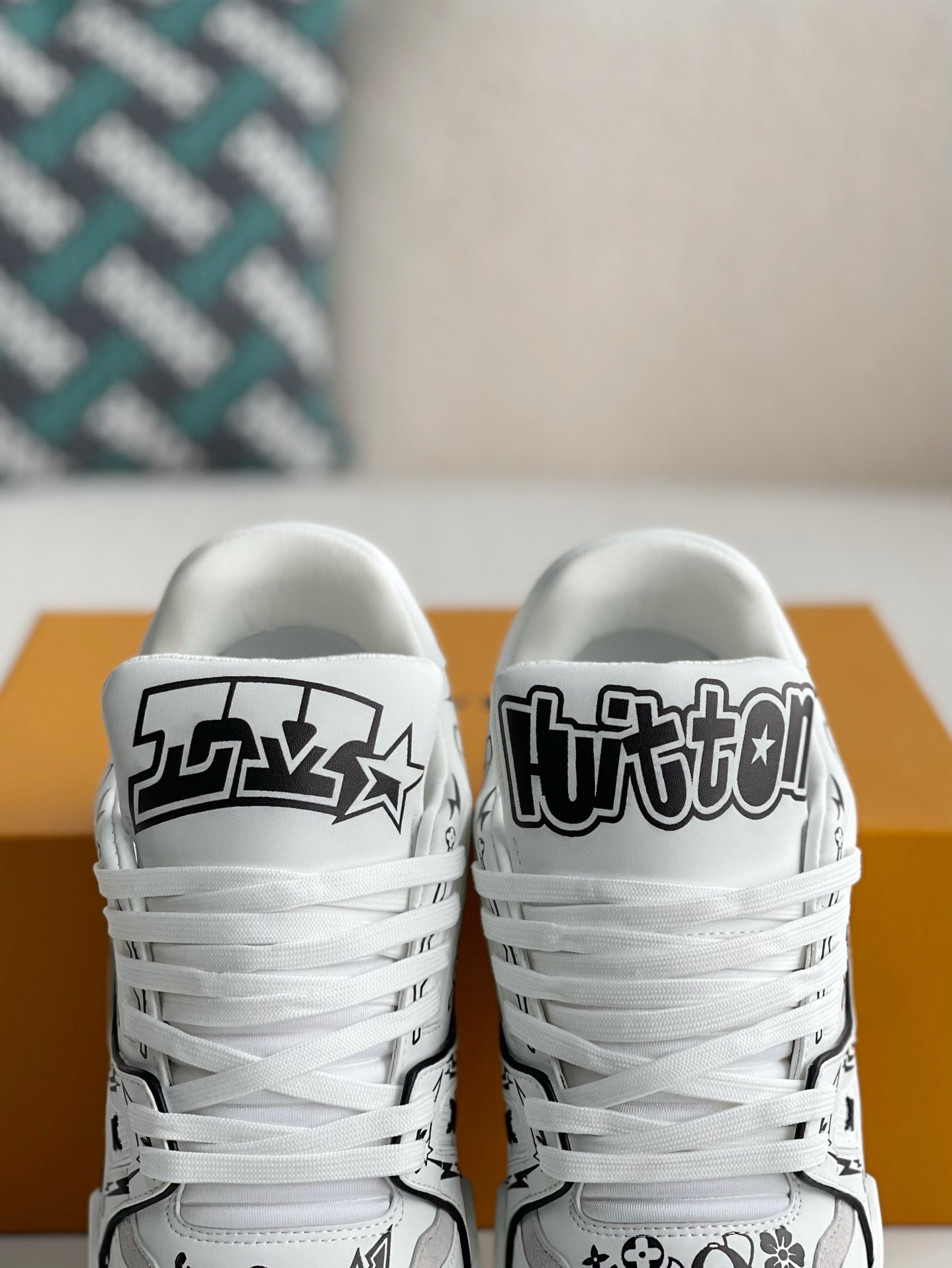 LOUIS VUITTON SNEAKERS