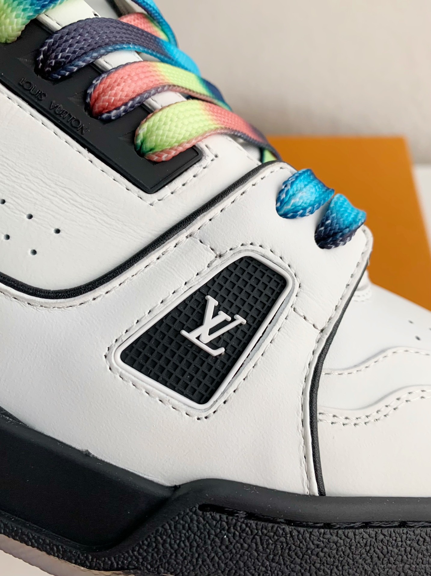 LOUIS VUITTON SNEAKERS