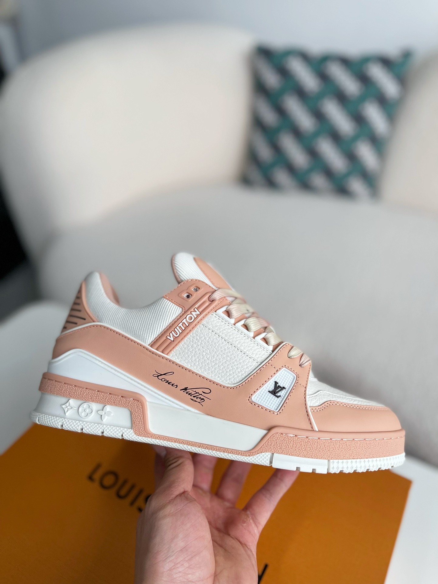 LOUIS VUITTON SNEAKERS