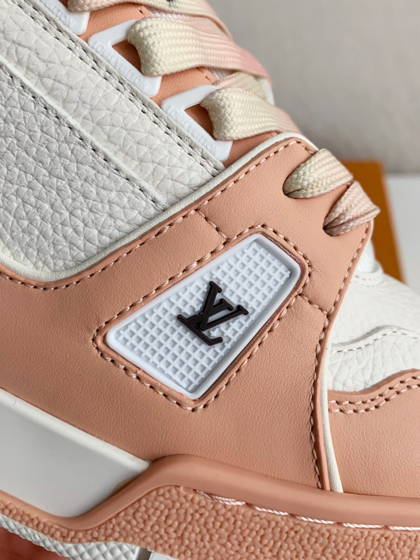 LOUIS VUITTON SNEAKERS