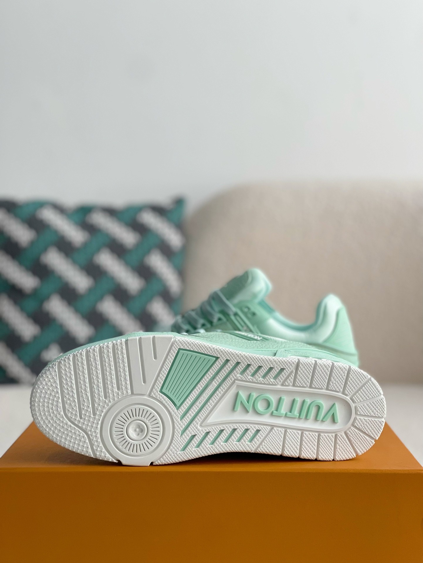 LOUIS VUITTON SNEAKERS