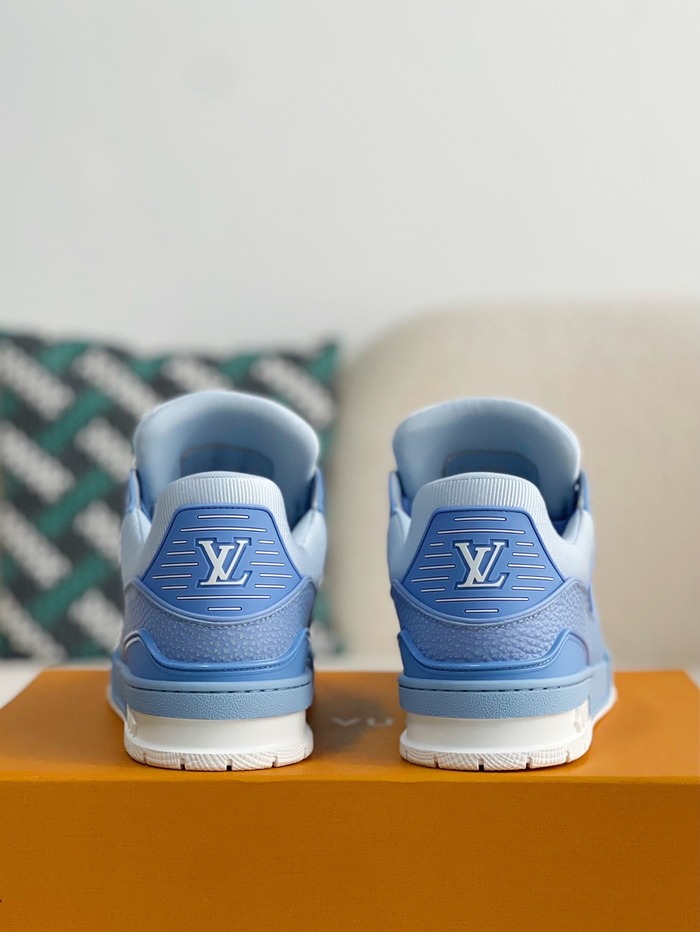 LOUIS VUITTON SNEAKERS