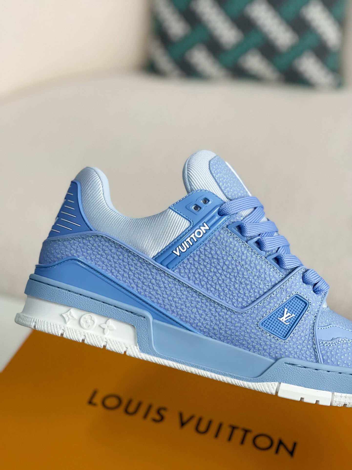 LOUIS VUITTON SNEAKERS