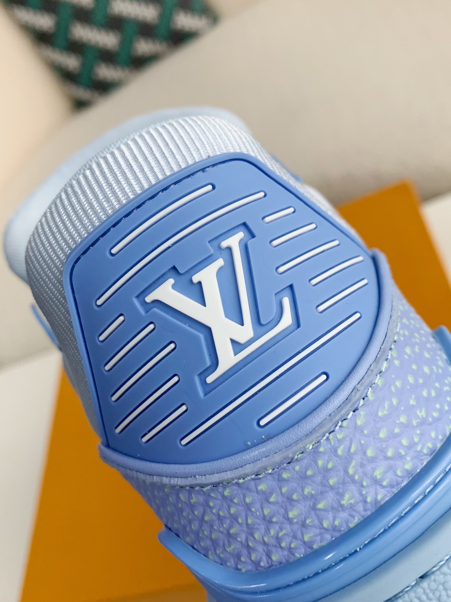 LOUIS VUITTON SNEAKERS