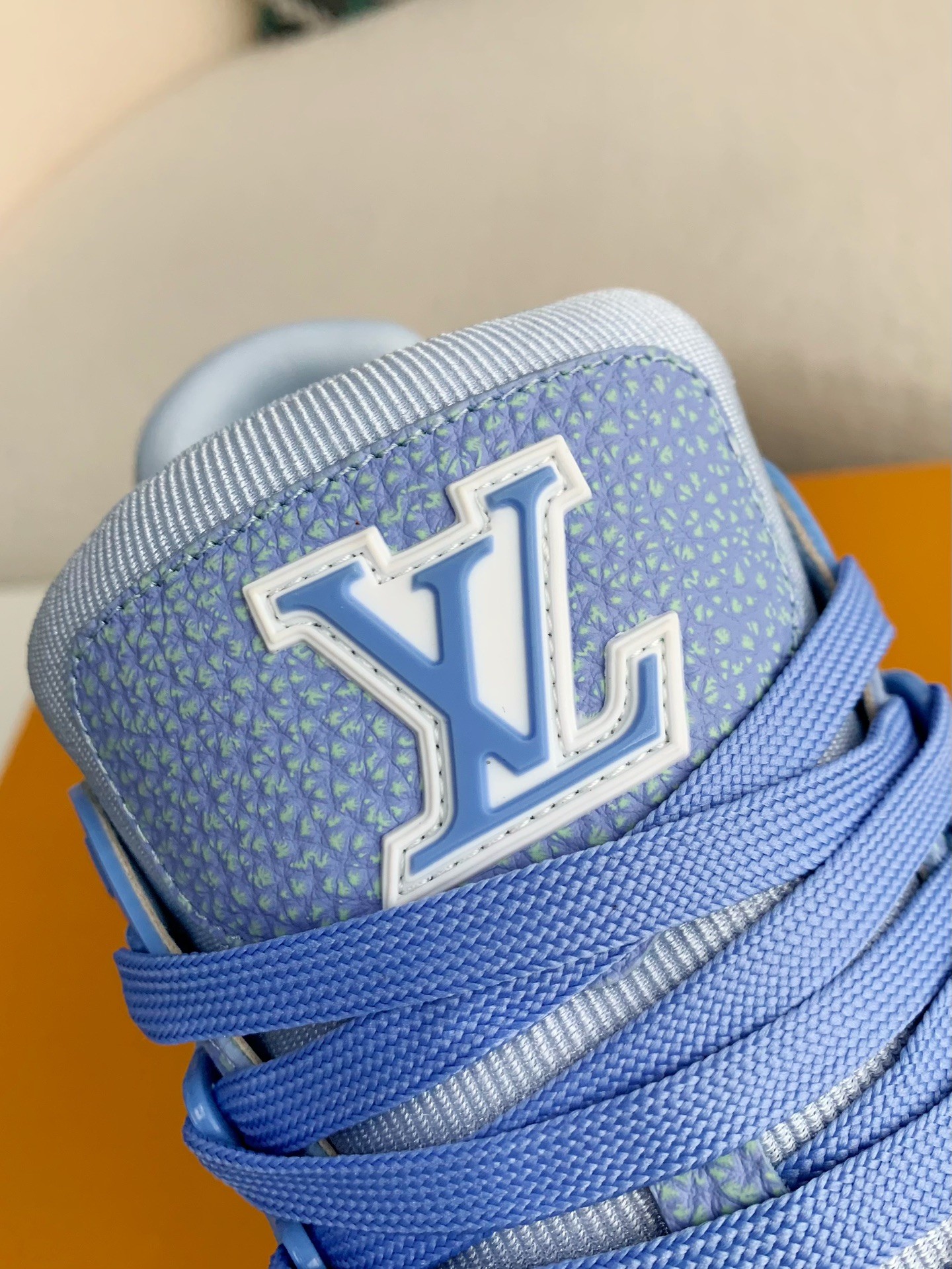 LOUIS VUITTON SNEAKERS