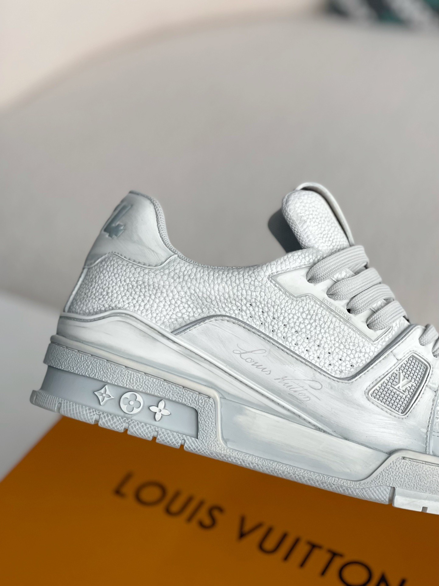 LOUIS VUITTON SNEAKERS