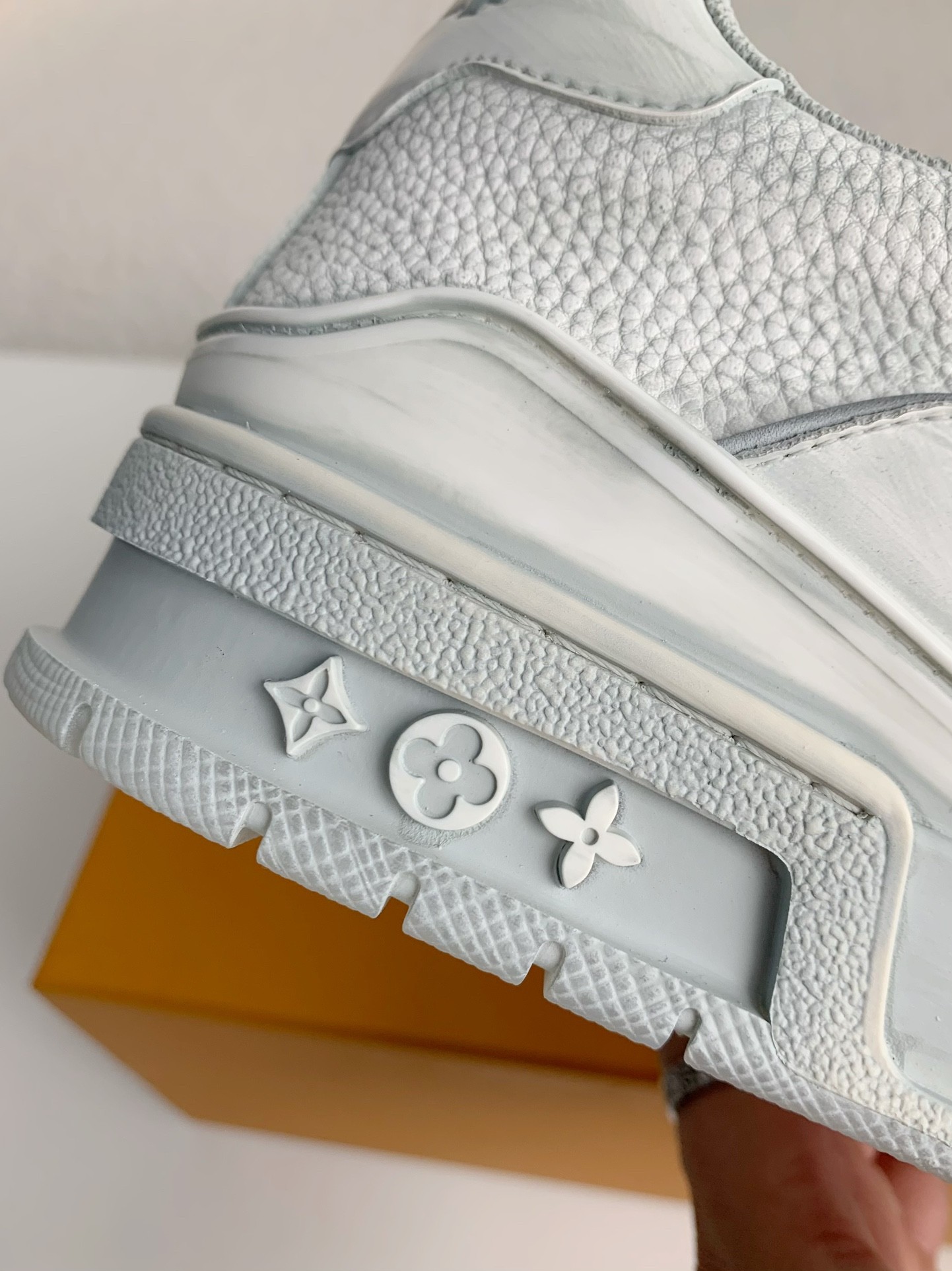 LOUIS VUITTON SNEAKERS